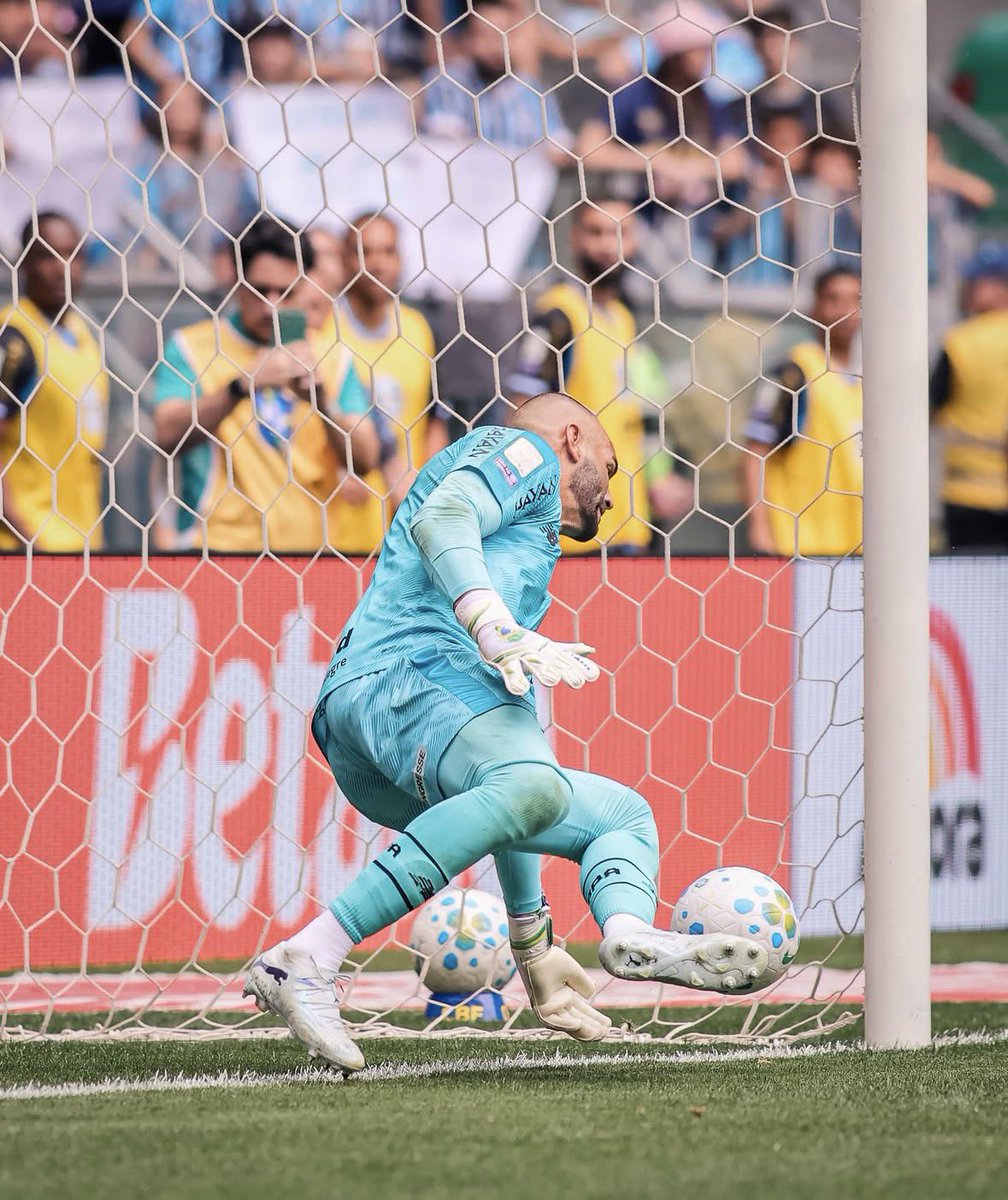Gremistao1903's tweet photo. 🚨ATENÇÃO! 

Simplesmente a atuação mais impressionante de um goleiro do GRÊMIO dentro da ARENA! 

WEVERTON 🇪🇪🧤🧤 https://t.co/Fvew2q9ztA
