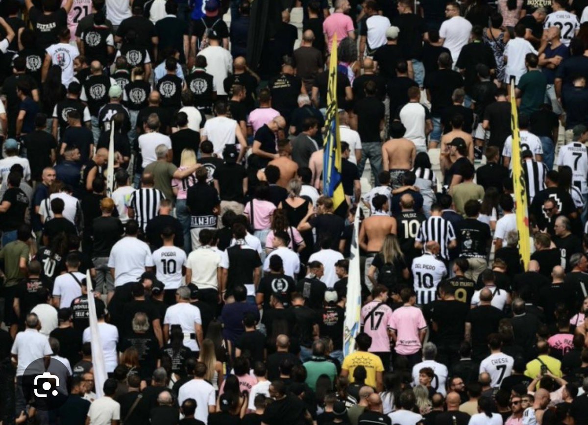 marco10579's tweet photo. Si girano di spalle.
Sempre stati sporchi come la merda.
Juventini. https://t.co/h2SBFQlpCA