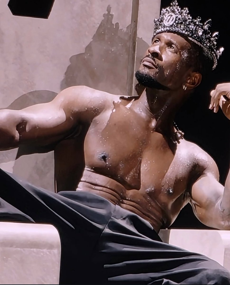 HoopsCrave's tweet photo. R. Kelly on Usher crowning himself the King of R&amp;B:

“He knows I’m never coming out, that’s why.” https://t.co/n33i8tihzy