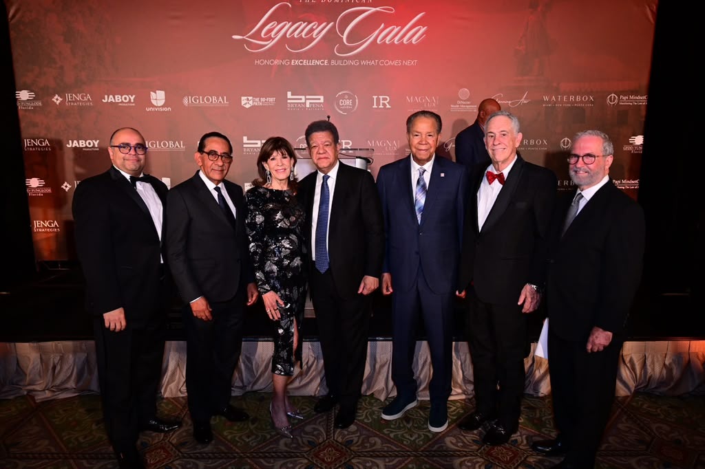 AplatanaoNews's tweet photo. Miami celebra el cine y el legado dominicano con dos grandes encuentros de FUNGLODE y GFDD-Florida.
 
El Dominican Film Showcase 2026 y los Dominican Legacy Gala Awards en The Biltmore Hotel de Coral Gables, reunieron figuras de diferentes ámbitos. 

https://t.co/GEqn3gSoi2 https://t.co/pmUj2nFY3c