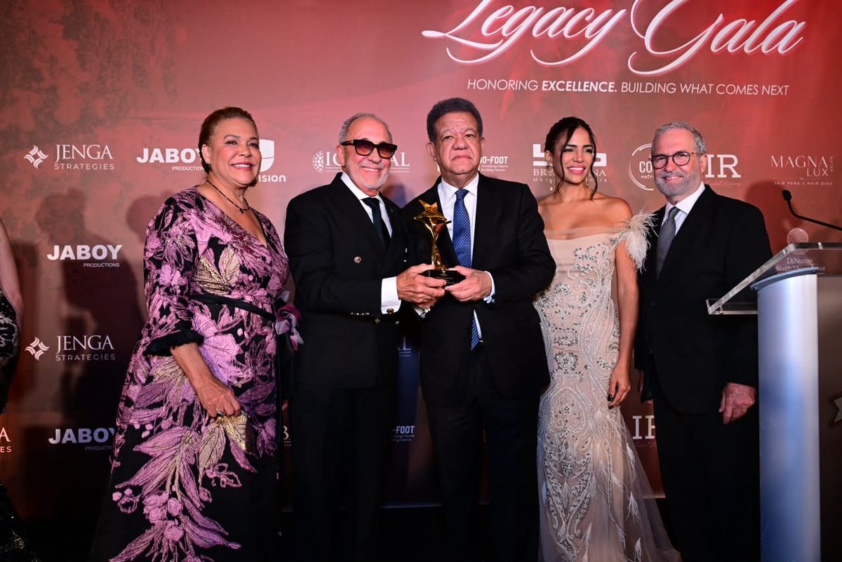 AplatanaoNews's tweet photo. Miami celebra el cine y el legado dominicano con dos grandes encuentros de FUNGLODE y GFDD-Florida.
 
El Dominican Film Showcase 2026 y los Dominican Legacy Gala Awards en The Biltmore Hotel de Coral Gables, reunieron figuras de diferentes ámbitos. 

https://t.co/GEqn3gSoi2 https://t.co/pmUj2nFY3c