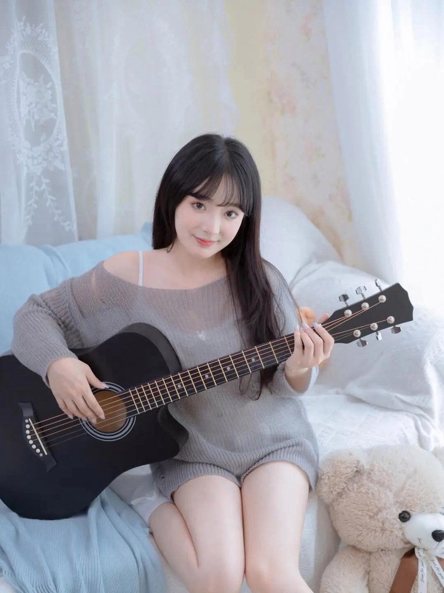 colem03483697's tweet photo. Just found a hidden live acoustic set by my favorite indie artist on a rainy Tuesday evening—this raw, mellow vibe hits way harder than any studio track. Music really is the best comfort. https://t.co/pF6cHHvikq