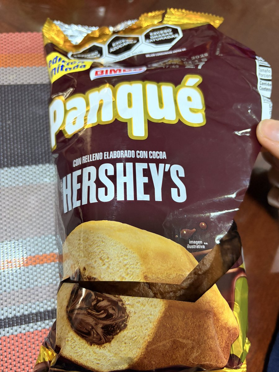 luisa_fermr's tweet photo. @Grupo_Bimbo que clase de relleno es ese?  🤨 https://t.co/OLhAcD59TJ