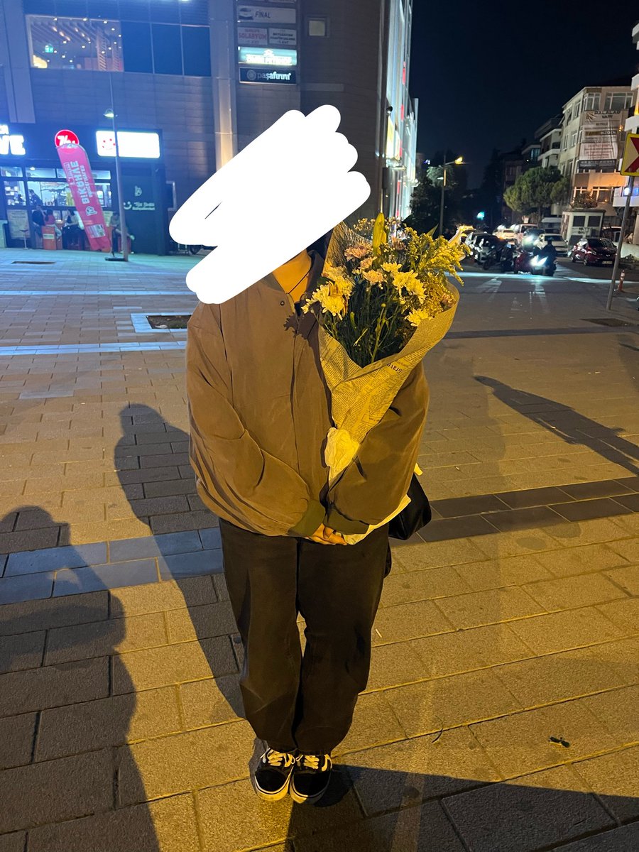JADEC1LLENR's tweet photo. kankişime boyu kadar çiçek aldım ☺️😘 @soulofplath https://t.co/qVVPxhY6O6