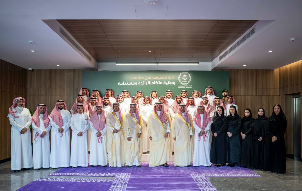 alsaud1ksa's tweet photo. الأمير عبدالعزيز بن سعود بن نايف
وزير الداخلية @AbdulazizSNA 
يدشّن المنصة الموحدة ومركز 
عمليات الهيئة العُليا للأمن الصناعي. https://t.co/r1kZr5C1rC