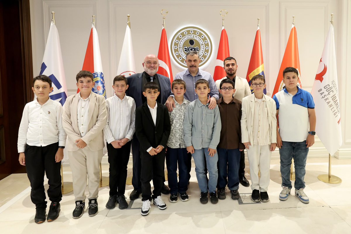 mustafaciftcitr's tweet photo. GENÇLERİN ENERJİSİ GÜNÜMÜZÜ AYDINLATTI

Sosyal medyadan seslenip, yorum yapmamızı isteyerek yüzümüzü güldüren Konya Fatihan Eğitim İzcilik Spor Kulübü’nün pırıl pırıl gençleri bugün misafirimizdi. 

O gün dondurmalarını afiyetle yiyen kıymetli evlatlarımızla bugün yüz yüze hasbihal etmek, onların heyecan ve enerjisini görmek bizi ziyadesiyle mutlu etti. Yaz Kur’an Kursunda gösterdikleri gayretten dolayı her bir yavrumuzu yürekten kutluyor, onları yetiştiren kıymetli ailelerine ve hocalarına şükranlarımı sunuyorum.

Bu anlamlı ziyarette gençlerimize eşlik eden Mevlana Kız Anadolu İmam Hatip Lisesi Müdürü ve Fatihan Eğitim İzcilik Spor Kulübü Başkanı Bekir Tekkaymaz ile Yaz Kur’an Kursu boyunca gençlerimize değerli katkılar sunan müzisyen Ali Rıza Aka’ya da hassaten teşekkür ediyorum.

Evlatlarımızın gözlerindeki ışık, Türkiye’mizin aydınlık geleceğinin en büyük teminatıdır. Bu güzel kardeşlerime nazik ziyaretleri ve samimi sohbetleri için teşekkür ediyorum. Cenâb-ı Hak her birinize hayırlı, bereketli ve muvaffakiyetlerle dolu bir ömür nasip eylesin; yolunuz daima açık, bahtınız güzel olsun gençler!