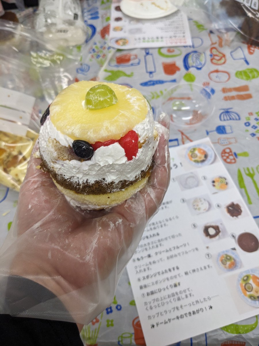 busyou_cow's tweet photo. #iotlt
#OSHWC
オープンハードカンファレンスの懇親会にてドームケーキ2つ合わせてバルーン（ボール？）ケーキ！
…を作って食べました。パイン缶が強度に貢献してますw https://t.co/7ADGBVI3Fw