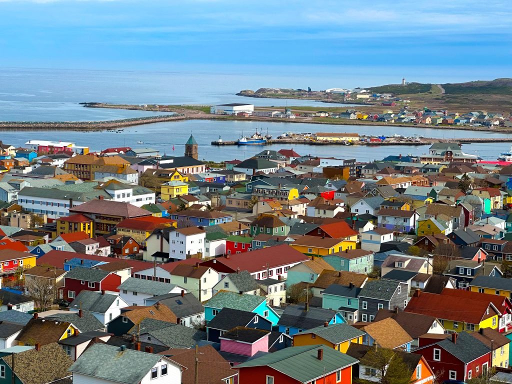 ideiazabaldub's tweet photo. 🇵🇲| Hoy @EmmanuelMacron y @MarkJCarney se han reunido en Saint-Pierre-et-Miquelon, un archipielago de ultramar de apenas 6.000 habitantes, a 25 kilometros de Terranova. 

Curiosamente esta pequeña colectividad tiene origen vasco, de hecho en su bandera aparece la ikurriña. 👇🏼 https://t.co/dYukepC0XG