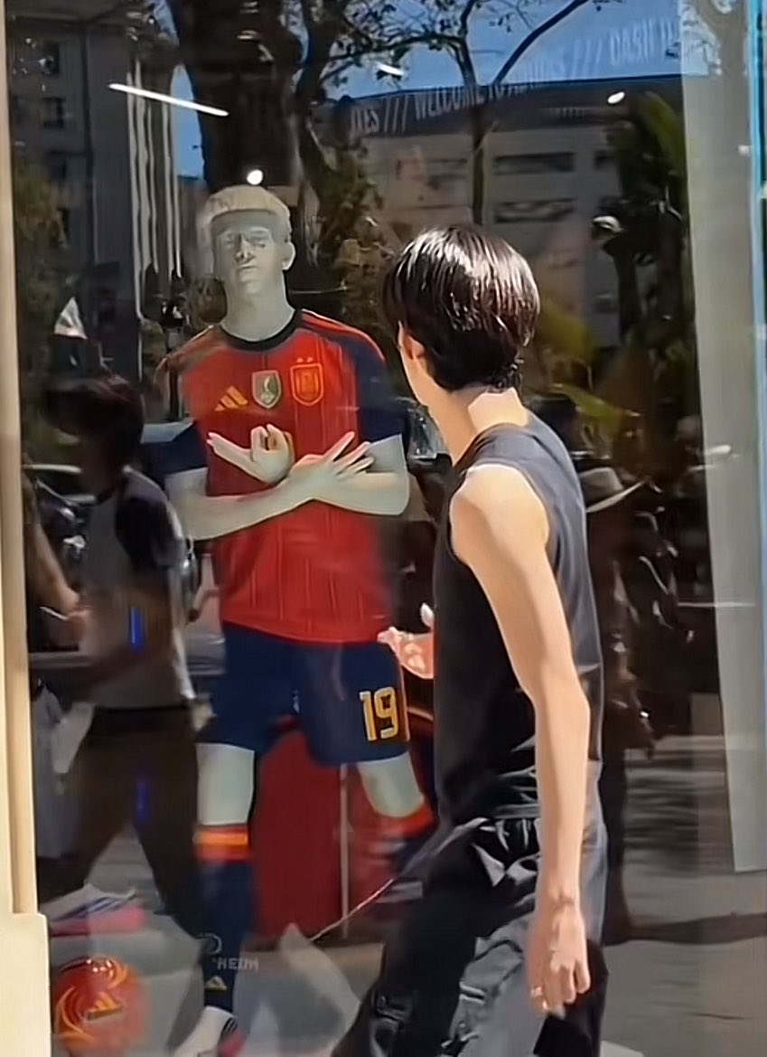 pedrisangel's tweet photo. keonho really loves yamal #barçatis https://t.co/1FWJTeZTFs