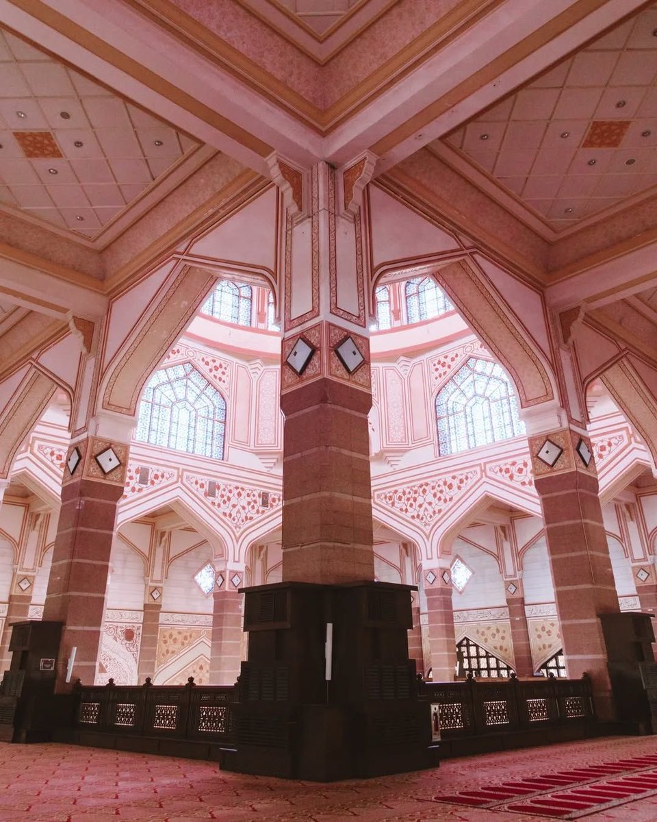 aseelswaid9's tweet photo. The beauty and charm of Islamic architecture in Malaysia https://t.co/ZbjyQNT9mc