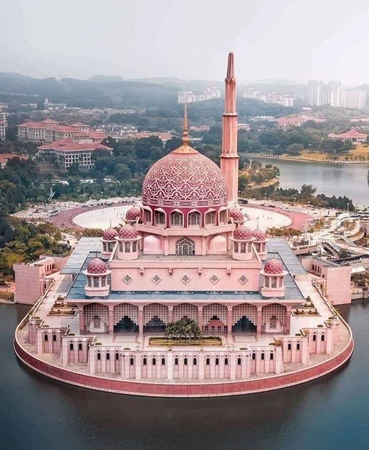 aseelswaid9's tweet photo. The beauty and charm of Islamic architecture in Malaysia https://t.co/ZbjyQNT9mc