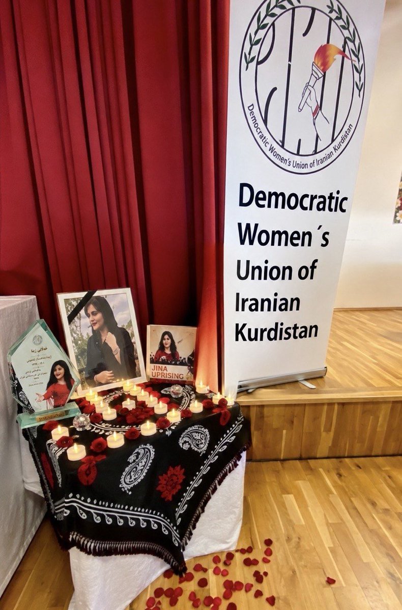 yekyetizhnan's tweet photo. کۆنفرانسی «لە بزوتنەوەی ژینا تا داهاتووی ئازاد» و پێشکەشکردنی یەکەم «خەڵاتی ژینا»

لە چوارەمین ساڵیادی شەهیدبوونی ژینا ئەمینی، یەکیەتیی ژنانی دێموکراتی کوردستانی ئێران لە دەرەوەی وڵات، ڕۆژی شەممە ١٩ی سێپتەمبەری ٢٠٢٦، کۆنفرانسێکی سیاسی بە بۆنەی ساڵیادی بزوتنەوەی ژینا و بە ناونیشانی «لە بزوتنەوەی ژینا تا داهاتووی ئازاد» لە وڵاتی نۆرویژ بەڕێوەبرد.

کۆنفرانسەکە بە سروودی نەتەوەیی «ئەی ڕەقیب» دەستی پێکرد و دواتر بەشداربووان بۆ ماوەی خولەکێک بە بێدەنگی ڕاوەستان، بۆ ڕێزگرتن لە یادی ژینا و هەموو شەهیدانی ڕێگای ئازادی.

دواتر پەیامی یەکیەتیی ژنانی دێموکراتی کوردستانی ئێران، لەلایەن خاتوو کەژاڵ نەقشبەندی، بەرپرسی یەکیەتیی ژنانی دێموکراتی کوردستانی ئێران لە دەرەوەی وڵات، خوێندرایەوە.

لە پەیامەکەدا، دوای سپاس و پێزانین لە بەشداربووان، جەخت لەسەر ئەوە کرایەوە کە بزوتنەوەی ژینا تەنیا یادەوەریی ڕووداوێکی تاڵ نییە، بەڵکوو بەشێکی گرینگ لە مێژووی نوێی خەباتی خەڵکی کوردستان و ئێرانە؛ بزوتنەوەیەک کە بەردەوامییەکەی بۆ گەیشتن بە ئازادی، ماف و دێموکراسی گرینگییەکی تایبەتی هەیە.

ژینا بوو بە ناوێک کە لە سنووری شار و وڵات تێپەڕی و دەنگی داواکاریی ئازادی و مافە بنەڕەتییەکان گەیاندە کۆمەڵگای نێودەوڵەتی.

هەروەها لە پەیامەکەدا یادی دوو سکرتێری شەهیدی یەکیەتیی ژنانی دێموکراتی کوردستان کرایەوە؛ دوو ژن کە بەشێک بوون لە مێژووی خەباتی ژنانی کورد و بە خەبات و قوربانیدانی خۆیان، پەیامی بەردەوامیی ئەم ڕێگایەیان بۆ نەوەکانی دوای خۆیان بەجێ هێشت.

دوو پەنێلی سیاسی

کۆنفرانسەکە لە دوو پەنێلی سیاسی پێکهاتبوو کە بە ئامادەبوونی نوێنەرانی حیزب و ڕێکخراوە سیاسییەکانی کوردستان و نەتەوەکانی ئێران بەڕێوەچوون.

لە هەردوو پەنێلەکەدا، نوێنەرانی حیزب و ڕێکخراوە سیاسییەکان لە ڕوانگە جیاوازەکانەوە باس و گفتوگۆیان لەسەر کاریگەرییە سیاسی و کۆمەڵایەتییەکانی بزوتنەوەی ژینا، ڕۆڵی ژنان لە خەبات و گۆڕانکارییەکان، پێویستیی هاوکاری و هاوبەشی و هەروەها چۆنیەتیی پێکەوەژیان لە داهاتوودا کرد.

حیزب و ڕێکخراوە سیاسییە بەشداربووەکان بریتی بوون لە:

١. حزب تضامن دمکراتیک الاهواز
٢. کۆمەڵەی زەحمەتکێشانی کوردستان
٣. پارتی ژیانی ئازادی کوردستان
٤. کۆمەڵەی شۆڕشگێڕی زەحمەتکێشانی کوردستانی ئێران
٥. حیزبی دێموکراتی کوردستانی ئێران
٦. پارتی ئازادی کوردستان
٧. سازمان اتحاد فدائیان خلق ایران
٨. سازمانی خەباتی کوردستانی ئێران
٩. حزب مردم بلوچستان

پێشکەشکردنی یەکەم «خەڵاتی ژینا»

بەشی کۆتایی کۆنفرانسەکە تایبەت بوو بە پێشکەشکردنی یەکەم «خەڵاتی ژینا».

ئەم خەڵاتە لە لایەن  یەکیەتیی ژنانی دێموکراتی کوردستانی ئێران دامەزراوە و بڕیارە ساڵانە پێشکەش بکرێت؛ وەک نیشانەی ڕێز و پێزانین بۆ ئەو کەس یان بنەماڵانەی کە لە بەرامبەر نادادپەروەری بێدەنگ نەبوون، بەردەوام بوون و بە هەڵوێست و خۆڕاگریی خۆیان بەشدارییان لە پاراستنی یاد و ئامانجەکانی بزوتنەوەی ژینا کردووە.

دامەزراندن و پێشکەشکردنی «خەڵاتی ژینا» هەنگاوێکە بۆ ئەوەی یادکردنەوە ببێتە بەردەوامی، بەردەوامی ببێتە بەرپرسیاری و بەرپرسیاریش ببێتە هێزی گۆڕان.

«خەڵاتی ژینا» تەنیا پارچەیەک کریستاڵ نییە؛ هەڵگری پەیامێکە کە دەڵێت خەبات و قوربانییەکان نابێت لە ژێر تۆزی کاتدا لەبیر بکرێن.

لە یەکەم ساڵی پێشکەشکردنی ئەم خەڵاتەدا، «خەڵاتی ژینا» بە یەکێک لە بنەماڵەکانی شەهیدانی بزوتنەوەی ژینا تەرخان کرا. بەهۆی هۆکاری ئەمنی و بوونی ئەو بنەماڵەیە لە ناوخۆی ڕۆژهەڵاتی کوردستان، ناوی بنەماڵەکە بە ئاشکرا ڕانەگەیەنرا و خەڵاتەکە ڕادەستی نوێنەری بنەماڵەکە لە دەرەوەی وڵات کرا.

بەو هیوایەی ڕۆژێک «خەڵاتی ژینا» لە کوردستانێکی ئازاد و لە کەشوهەوای ئازادیدا، پێشکەش بە قارەمانانی ڕێگای ئازادی بکرێ
یەکیەتیی ژنانی دێموکراتی کوردستانی ئێران لە دەرەوەی وڵات

https://t.co/7316Aq5LQXکۆنفرانسی-لە-بزوتنەوەی-ژینا-تا-داهات/
#ڕاپەڕینی_ژینا
#ژن_ژیان_ئازادی
#ژنان_ئازادیخواز_دێموکرات