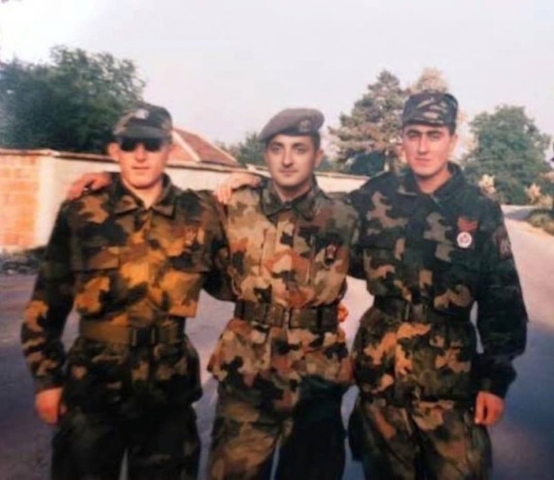 DrugaSrbijaBis's tweet photo. Да би опрали свог лудог жвалавог доктора и да би представили да ипак није хемороид Динка Грухоњића и Ненада Чанка као што ��есте, фотошопују му слике у српској униформи и покушавају да га представе као патриоту.

Међутим у питању је AI и то много лош.

Колеге, спремите се боље за следећи рок