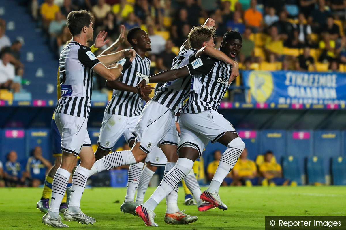 Super_League_GR's tweet photo. 📸Ο πανηγυρισμός του Ντιαγέ με τους συμπαίκτες του στο 39', για το 0-2.
👉https://t.co/eaRSvSMjik
#slgr #StoiximanSuperLeague #MD5 #panpaok #Panetolikos #PAOK #Stoiximan https://t.co/ziToLxfMcY