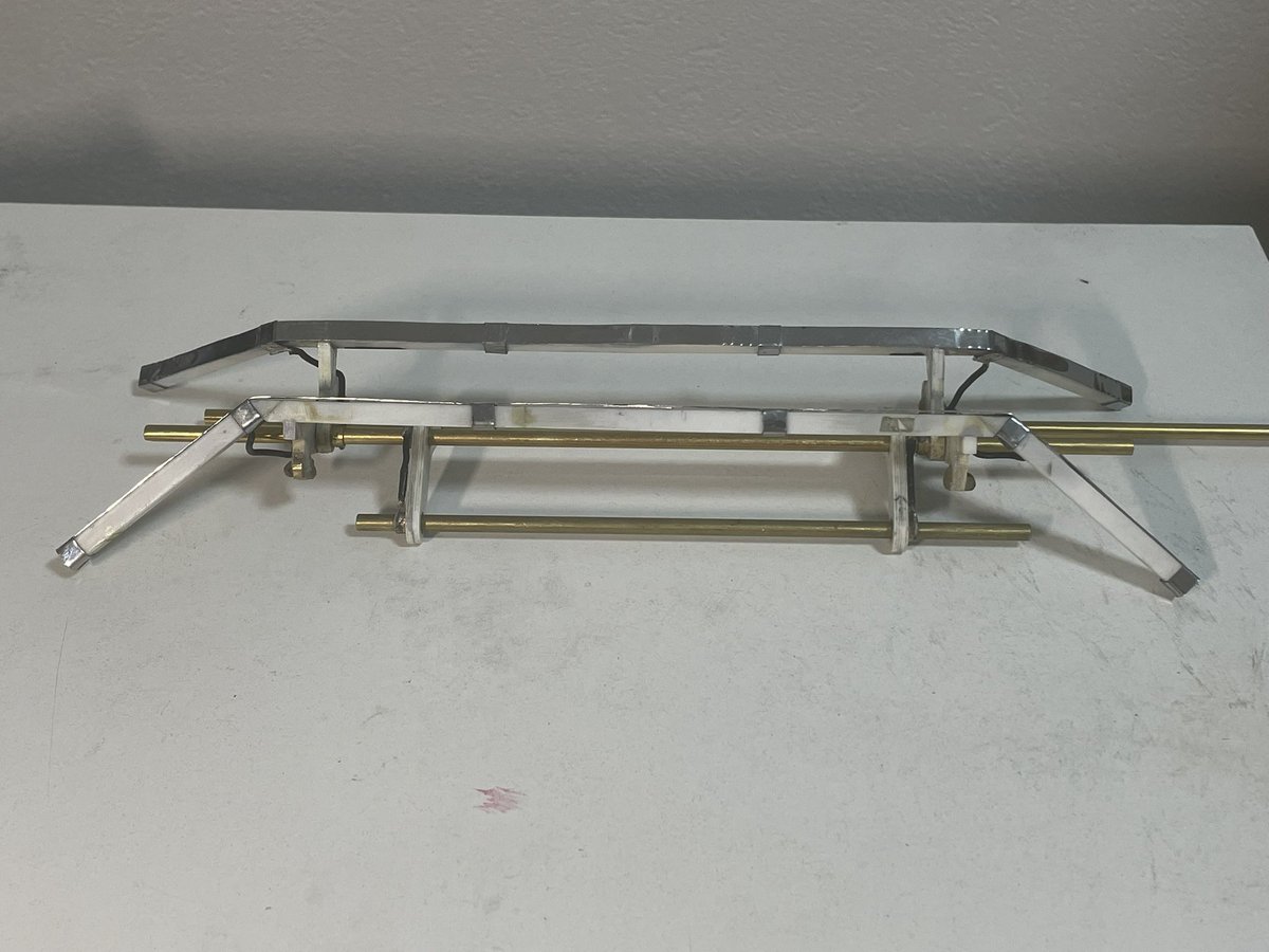 jgr1920's tweet photo. スリ板の固定が完了
前回は銅板で作ったのだが、その際は上手くいった板をコの字に曲げるだけのカシメ然としたこの固定方法、SUS430で作ったからかなりやりづらいかと思ったが、どうにか出来た
固定部に配線を半田付けしたので、集電舟の軸を介して上枠方面へ導通させることが出来た
(1/2) https://t.co/g6tFp9jTjW