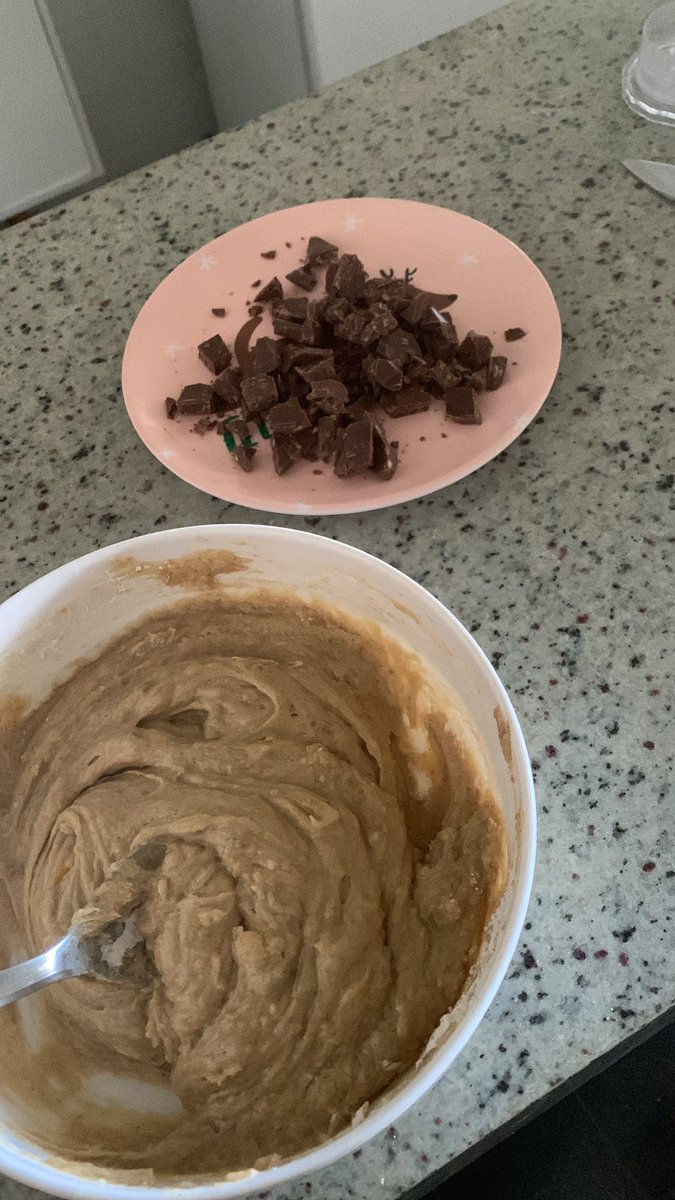 zoombiekvz's tweet photo. Tô fazendo uma bomba calórica (torta de cookie com nutella) https://t.co/Z1vXG1iTfw