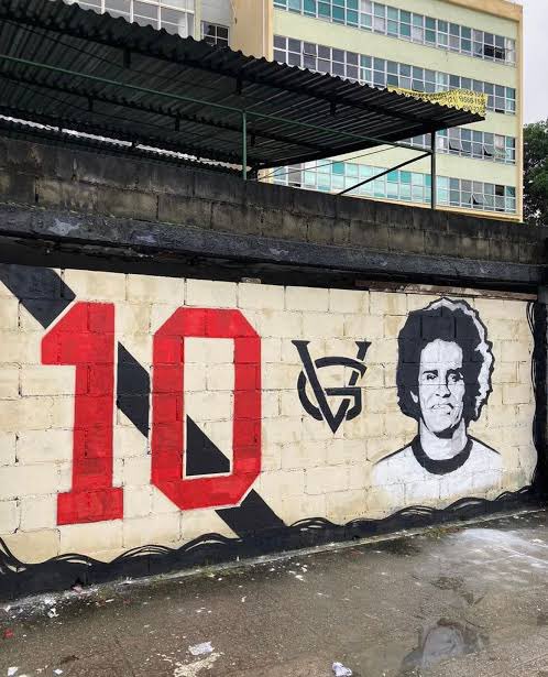 tawannabrito's tweet photo. Desde o falecimento do Dinamite, em janeiro de 2023, havia um grafite em homenagem ao Maior de Todos, na Av. Roberto Dinamite. Na noite de sexta-feira (18), para a surpresa de todos, descobrimos que o muro foi apagado e substituído sem o consentimento dos artistas. https://t.co/9bC8NWXrxq