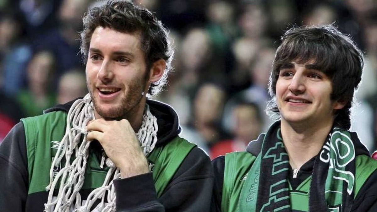 2010MisterChip's tweet photo. Año 2008. Rudy (con 23 años) y Ricky (con 18 años).

18 años después, la gloriosa @Penya1930 vuelve a ganar un título. Es su TERCERA Supercopa.

Y ahí sigue la leyenda @rickyrubio9. https://t.co/1LKHzXIwuR
