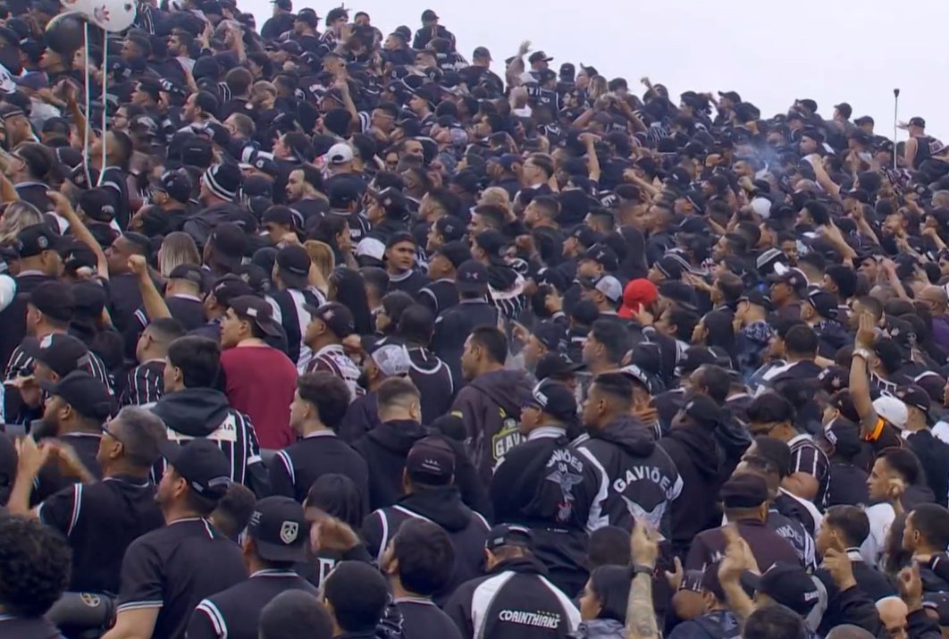 MeuTimao's tweet photo. Gaviões da Fiel de costas para o campo no momento do hino nacional. https://t.co/wOxva9EoSp