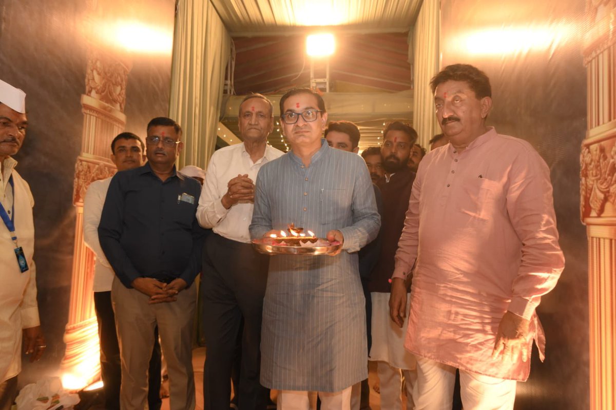 PrerakshahBJP's tweet photo. वक्रतुंड महाकाय सूर्यकोटि समप्रभ:।
निर्विघ्नं कुरु मे देव: सर्वकार्येषु सर्वदा।।

સૈજપુર વોર્ડના નવયુવક સાર્વજનિક ગણેશોત્સવ મંડળ દ્વારા આયોજિત “विठ्ठल” ગણેશોત્સવમાં ઉપસ્થિત રહી શ્રી ગણેશજીના દર્શન કરી આશીર્વાદ મેળવ્યા.

ભક્તિ અને ઉત્સાહથી ઉજવાતા આ પાવન મહોત્સવમાં સહભાગી બની સૌના સુખ, શાંતિ, સમૃદ્ધિ અને કલ્યાણ માટે પ્રાર્થના કરી.

ગણપતિ બાપા મોરિયા!