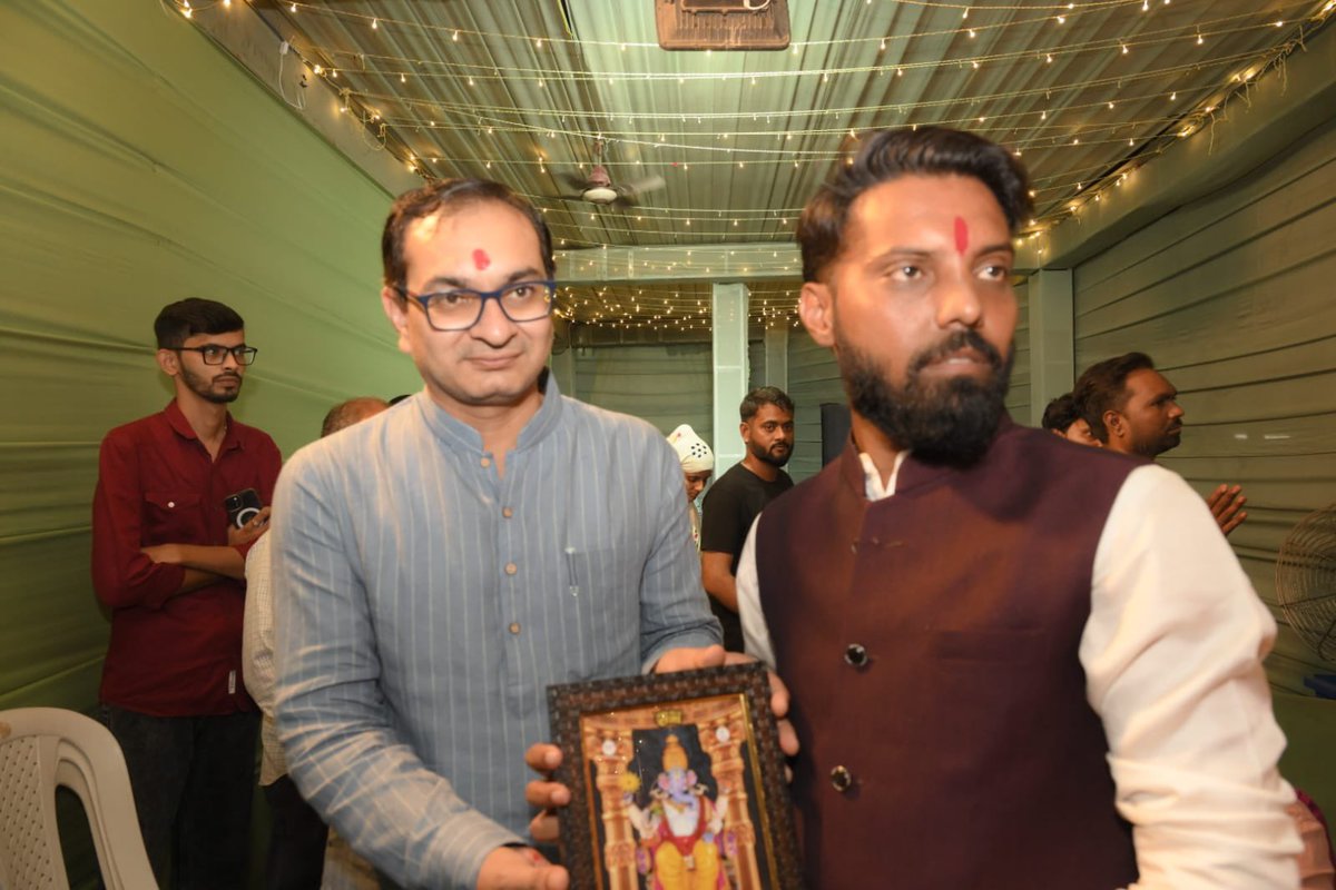 PrerakshahBJP's tweet photo. वक्रतुंड महाकाय सूर्यकोटि समप्रभ:।
निर्विघ्नं कुरु मे देव: सर्वकार्येषु सर्वदा।।

સૈજપુર વોર્ડના નવયુવક સાર્વજનિક ગણેશોત્સવ મંડળ દ્વારા આયોજિત “विठ्ठल” ગણેશોત્સવમાં ઉપસ્થિત રહી શ્રી ગણેશજીના દર્શન કરી આશીર્વાદ મેળવ્યા.

ભક્તિ અને ઉત્સાહથી ઉજવાતા આ પાવન મહોત્સવમાં સહભાગી બની સૌના સુખ, શાંતિ, સમૃદ્ધિ અને કલ્યાણ માટે પ્રાર્થના કરી.

ગણપતિ બાપા મોરિયા!