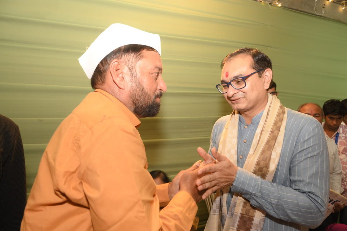 PrerakshahBJP's tweet photo. वक्रतुंड महाकाय सूर्यकोटि समप्रभ:।
निर्विघ्नं कुरु मे देव: सर्वकार्येषु सर्वदा।।

સૈજપુર વોર્ડના નવયુવક સાર્વજનિક ગણેશોત્સવ મંડળ દ્વારા આયોજિત “विठ्ठल” ગણેશોત્સવમાં ઉપસ્થિત રહી શ્રી ગણેશજીના દર્શન કરી આશીર્વાદ મેળવ્યા.

ભક્તિ અને ઉત્સાહથી ઉજવાતા આ પાવન મહોત્સવમાં સહભાગી બની સૌના સુખ, શાંતિ, સમૃદ્ધિ અને કલ્યાણ માટે પ્રાર્થના કરી.

ગણપતિ બાપા મોરિયા!