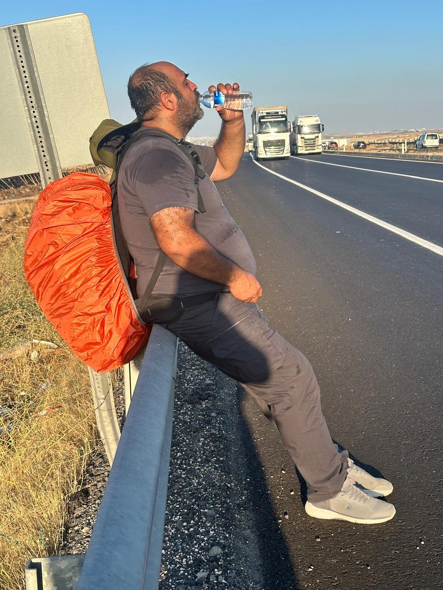aylin_1677's tweet photo. Biricik kızının hakkı ve adalet için, sırtında bir dünya yükle verdiğin mücadelede sonuna kadar yanındayız. 

Tek başına değilsin Arif Güran..

#nariniçinadaletyolu 
@RTErdogan 
@adalet_bakanlik https://t.co/qYEbpiVGuq