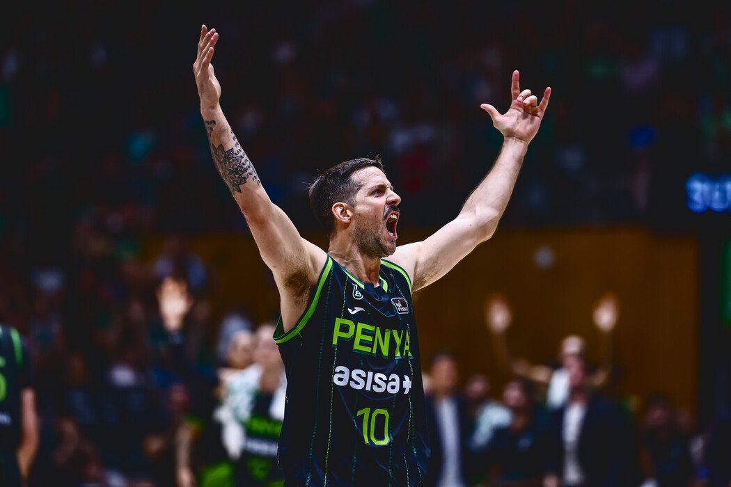 gsole14's tweet photo. UN DEMENTE LLAMADO NICO LAPROVITTOLA 🇦🇷😈

31 puntos. 9/13 en triples: récord personal de carrera. https://t.co/HNwX7IheAC