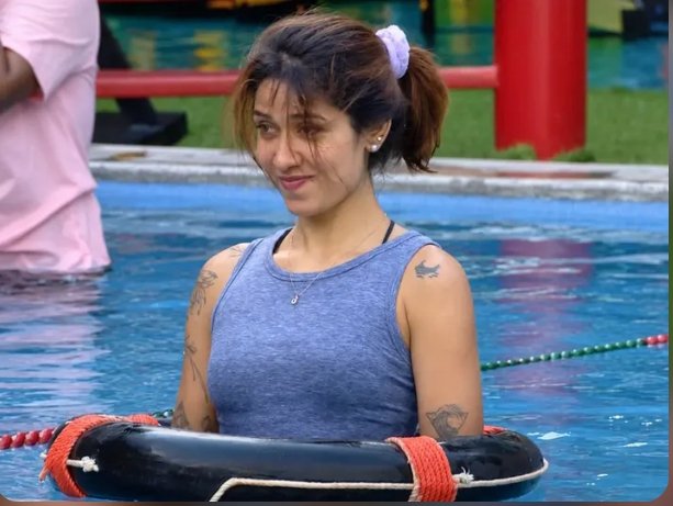 saanvi234987's tweet photo. This girl in live is soo amazing 😭
I like her Kannada accent &amp; the words she uses are a little unique 🥹✨
Her convos are so funny to hear 😂
Live >>>> Ep 🥺❤️ 
#BBK13 https://t.co/EMHDpMB3yG