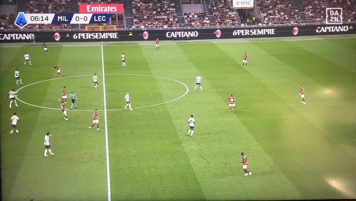pasqlaragione's tweet photo. Il Milan cambia le posizioni in costruzione e sviluppo: difesa a quattro chiara, Modric e Rabiot a supporto. 

“Amorim talebano” https://t.co/YMqPPZZGEP