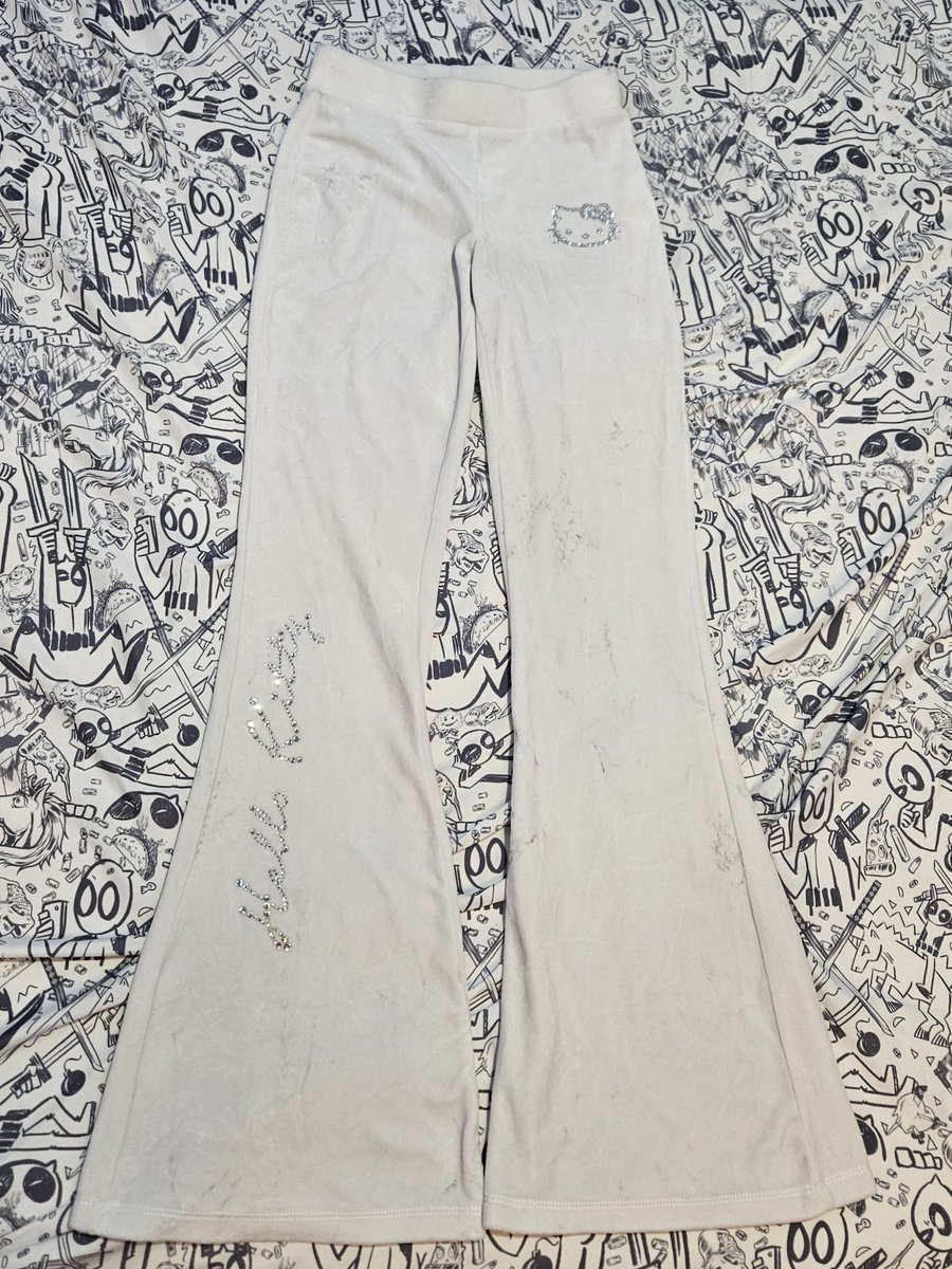 fluttrslugz's tweet photo. clothez n goodiez mi bfs mom gave 2 me !!! https://t.co/QkAWeJ1CdY