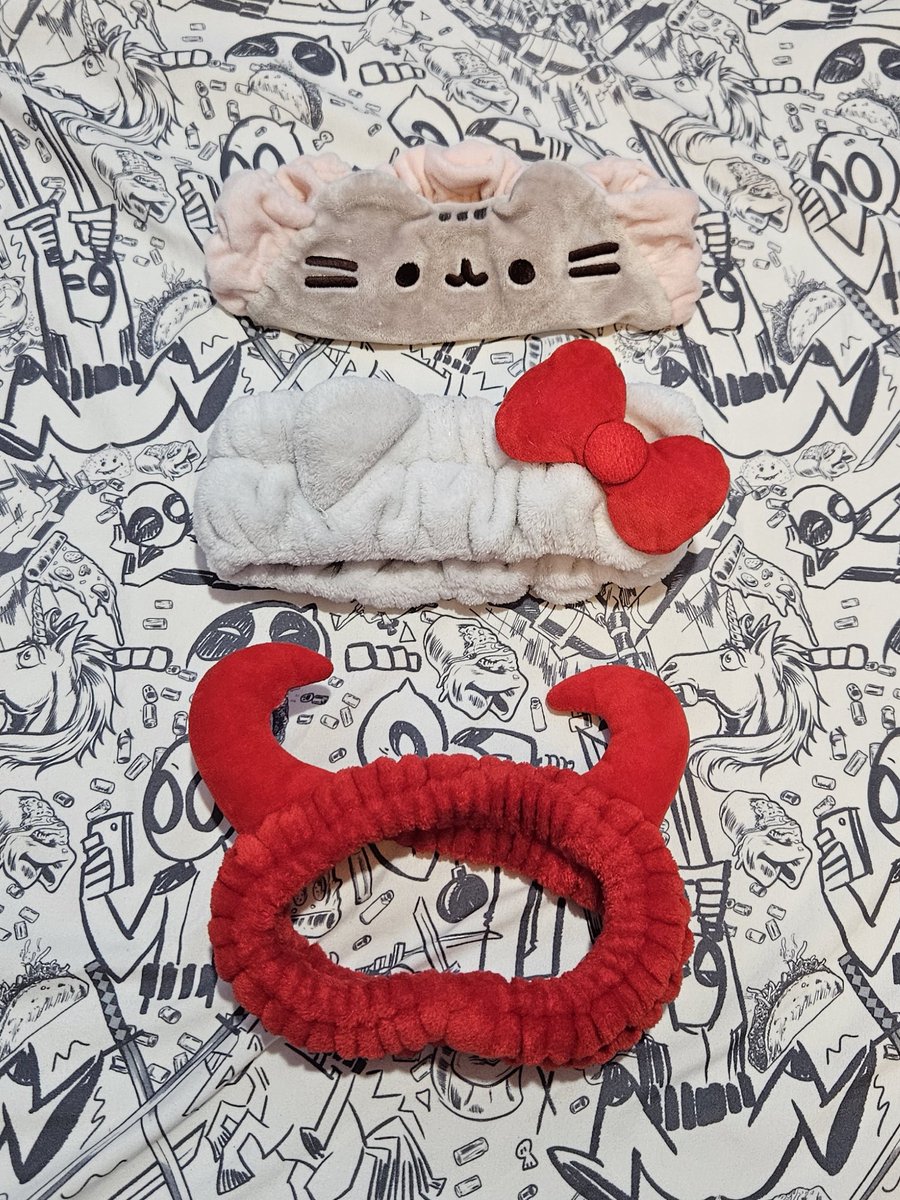fluttrslugz's tweet photo. clothez n goodiez mi bfs mom gave 2 me !!! https://t.co/QkAWeJ1CdY
