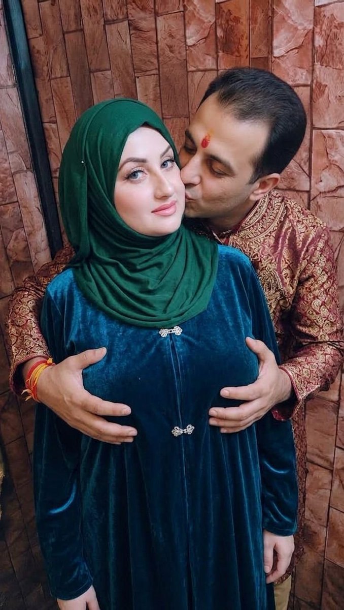KaLa_SANKAR1's tweet photo. Hi friends 😄❤️
Aaj main ek bahut hi paakiza, hijabi, sharif aur nek-daman Muslima Begum @Shayda_Zainab se mila 😇🧕✨
Inke shohar Maulvi ji hain 👳‍♂️📿 aur inki age 38 saal hai 😅

Aur ab inhone mujhse nikah kar liya hai 💍❤️😂
Ab ye meri Begum Jaan hain 😍🥰❤️ @Shayda_Zainab https://t.co/HNddNjRP4i