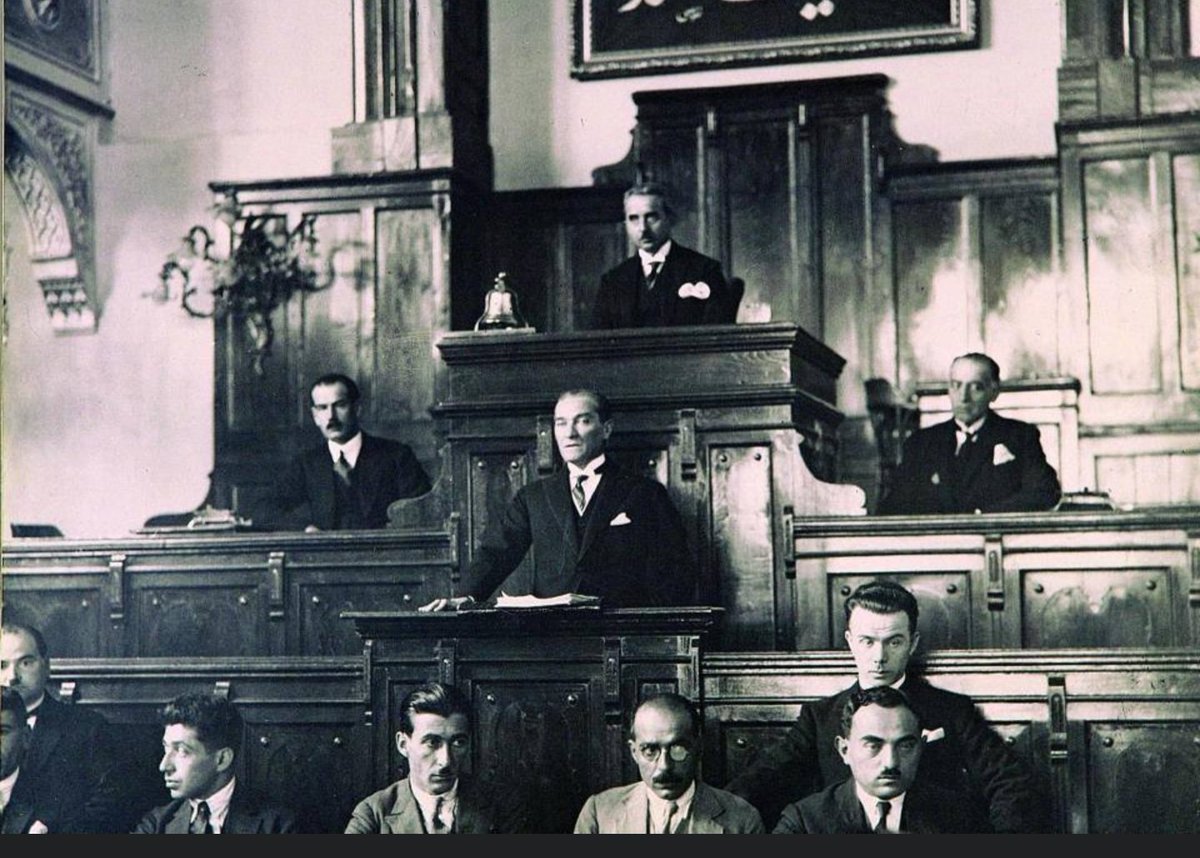 SERDARKOLD9767's tweet photo. 15 Ekim 1927. Mustafa Kemal Paşa kürsüye çıktı.36 saatten fazla sürecek Nutuk başladı.Altı gün boyunca bir milletin nasıl işgalden bağımsızlığa, imparatorluktan Cumhuriyet’e ulaştığını anlattı. Ve sonunda bütün bu mücadelenin geleceğini tek bir yere emanet etti: Türk gençliği https://t.co/nVnmQeKX5o