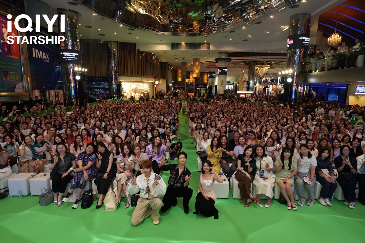 ManoodTing_TH's tweet photo. “iQIYI Starship: Spring of The Blade Meet and Greet in Thailand” 
“สวีข่าย” เสิร์ฟโมเมนต์ ตกแฟนไทยหนักมาก 
เผยเรื่องหลังกล้องจากปากพระเอก พร้อมโชว์สดจาก “เสี่ยวอาชี–คังจื่อฉี”

iQIYI International (อ้ายฉีอี้ อินเตอร์เนชันแนล) จัดงาน “iQIYI Starship: Spring of The Blade Meet and Greet in Thailand” ณ ศูนย์การค้าสยามพารากอน กรุงเทพฯ โดยมี “สวีข่าย” (Xu Kai) นักแสดงนำของเรื่อง พร้อมด้วยสองศิลปินผู้ถ่ายทอดบทเพลงประกอบซีรีส์ “เสี่ยวอาชี” (Xiao Aqi) และ “คังจื่อฉี” (Kang Ziqi)  งานนี้เรียกได้ว่าพาผู้ชมชาวไทยก้าวเข้าสู่โลกแห่งเรื่องราวของซีรีส์ “คมวสันต์ซ่อนรัก” (Spring of The Blade) กันอย่างเต็มอิ่ม

ซีรีส์ “คมวสันต์ซ่อนรัก” (Spring of The Blade) กำกับโดย “พานอันจื่อ” (Pan Anzi) และนำแสดงโดย “สวีข่าย” (Xu Kai) และ “โจวเหย่” (Zhou Ye) ได้เริ่มสตรีมบนแอปพลิเคชัน iQIYI ตั้งแต่วันที่ 17 กันยายนที่ผ่านมา โดยซีรีส์เรื่องนี้ถ่ายทอดเรื่องราวของ “เสิ่นรุ่น” (Shen Run) และ “เซี่ยชิงหยวน” (Xie Qingyuan) 

ภายในงาน สวีข่ายได้เล่าถึงการสร้างตัวละครผ่านสองตัวตนของ “เสิ่นรุ่น” และ “เหยียนรุ่ย” พร้อมเล่าถึงวิธีถ่ายทอดความแตกต่างของแต่ละตัวตนผ่านน้ำเสียง แววตา และภาษากาย เพื่อทำให้ผู้ชมสามารถสัมผัสถึงบุคลิกและสภาวะอารมณ์ที่แตกต่างกันได้อย่างชัดเจน รวมถึงความสัมพันธ์ระหว่างตัวละครนำทั้งสองที่เปรียบเสมือน “คมดาบและฝักดาบ” ต่างฝ่ายต่างแข็งแกร่ง ทัดเทียม และพร้อมปะทะกันอยู่เสมอ รวมถึงพัฒนาการทางความรู้สึกจากการระมัดระวังและไม่ไว้วางใจกัน ไปสู่ความเข้าใจและการยอมวางใจให้อีกฝ่ายยืนเคียงข้าง
นอกจากนั้น บนเวทียังมีกิจกรรมสนุก ๆ ให้แฟน ๆ ได้เก็บโมเมนต์กลับไปเพียบ หนึ่งไฮไลต์สำคัญคือการเผยซีนเด็ดจากซีรีส์ ไม่ว่าจะเป็นการปรากฏตัวครั้งแรกของเหยียนรุ่ย ฉากช่วยเหลือท่ามกลางสายฝน ตลอดจนช่วงเวลาสำคัญที่ผลักดันความสัมพันธ์ของตัวละคร โดยสวีข่ายได้ร่วมออกแบบการแสดง พร้อมเล่าบรรยากาศระหว่างการถ่ายทำให้แฟน ๆ ได้รับฟังอย่างใกล้ชิด และอีกกิจกรรมที่เรียกรอยยิ้มจากแฟน ๆ ไปได้ไม่น้อยเลยก็คือ ช่วงชิมขนมไทย ซึ่งต่อยอดมาจากฉาก “ลูกอมจื่อซู” ภายในเรื่อง กลายเป็นกิจกรรมที่ผสานโลกของซีรีส์เข้ากับประสบการณ์ทางวัฒนธรรมของไทยได้อย่างสนุกสนานและน่าประทับใจ

อีกหนึ่งความพิเศษที่เตรียมฝากแฟนชาวไทยคือโชว์เพลงประกอบซีรีส์พร้อมมิวสิกวิดีโอและภาพจากซีรีส์ที่ถูกร้อยเรียงกันอย่างเป็นเรื่องราว ช่วยขับเน้นบรรยากาศทางอารมณ์และมิติของเรื่องราวในซีรีส์ “คมวสันต์ซ่อนรัก” (Spring of The Blade) ให้ชัดเจนและลึกซึ้งยิ่งขึ้น โดย “เสี่ยวอาชี” ขึ้นมาถ่ายทอดเพลง “การรอคอย” พร้อมแบ่งปันความหมายและความรู้สึกของตัวละครที่ซ่อนอยู่ในบทเพลง ขณะที่ “คังจื่อฉี” ขึ้นเวทีร้องเพลง “เส้นทาง” ถ่ายทอดการเดินทางและโชคชะตาของตัวละครผ่านมุมมองทางดนตรี

ทิ้งท้ายความฟินก่อนจบงาน “สวีข่าย” ชวนแฟนผู้โชคดี 10 คนขึ้นเวทีเล่นเกม “ดูแล้วทาย” ทดสอบความจำจากภาพซีรีส์ที่เปิดให้ดูเพียง 3 วินาที พร้อมเฉลยและเล่าเบื้องหลังด้วยตัวเอง ก่อนเข้าสู่โมเมนต์อบอุ่นกับการอ่านจดหมาย 3 ฉบับและชมวิดีโอพิเศษที่แฟนไทยตั้งใจทำให้ ปิดท้ายด้วยคำขอบคุณเป็นภาษาไทย พร้อมชวนแฟน ๆ ติดตาม ซีรีส์ “คมวสันต์ซ่อนรัก” (Spring of The Blade) บนแอปพลิเคชัน iQIYI 

“iQIYI Starship” เป็นโครงการที่มุ่งจับมือกับศิลปินจีน เพื่อผลักดันคอนเทนต์ภาษาจีนคุณภาพสู่ผู้ชมในตลาดต่างประเทศ ผ่านกิจกรรมหลากหลายรูปแบบ ไม่ว่าจะเป็นงานแถลงข่าว กิจกรรมประชาสัมพันธ์ซีรีส์ และกิจกรรมพิเศษสำหรับสมาชิก เพื่อยกระดับการรับรู้และขยายอิทธิพลของคอนเทนต์จีนในระดับนานาชาติ นับตั้งแต่ปี 2568 เป็นต้นมา iQIYI International จัดกิจกรรมภายใต้โครงการ “iQIYI Starship” แล้วทั้งหมด 12 ครั้งในหลายประเทศทั่วเอเชียตะวันออกเฉียงใต้ เพื่อนำเสนอผลงานภาษาจีนคุณภาพสู่สายตาผู้ชมต่างประเทศ และได้รับกระแสตอบรับอย่างอบอุ่นในทุกตลาด
หลังจากกิจกรรมในประเทศไทย iQIYI Starship: Spring of The Blade Meet and Greet จะเดินทางต่อไปยังนครโฮจิมินห์ ประเทศเวียดนาม ในวันที่ 22 กันยายน โดยนักแสดงและทีมผู้สร้างจะร่วมพบปะกับผู้ชมในท้องถิ่น พร้อมแบ่งปันเรื่องราวของซีรีส์และเบื้องหลังตัวละครให้แฟน ๆ ได้สัมผัสกันอย่างใกล้ชิด

#iQlYI #iQIYIStarship爱奇艺星舰计划
#iQIYIStarshipSpringoftheBlade
#XuKai #XuKaiShenRunYanRui