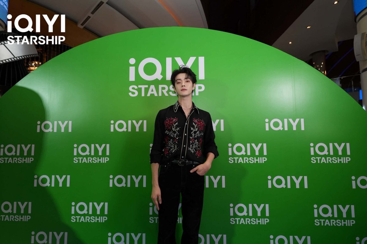 ManoodTing_TH's tweet photo. “iQIYI Starship: Spring of The Blade Meet and Greet in Thailand” 
“สวีข่าย” เสิร์ฟโมเมนต์ ตกแฟนไทยหนักมาก 
เผยเรื่องหลังกล้องจากปากพระเอก พร้อมโชว์สดจาก “เสี่ยวอาชี–คังจื่อฉี”

iQIYI International (อ้ายฉีอี้ อินเตอร์เนชันแนล) จัดงาน “iQIYI Starship: Spring of The Blade Meet and Greet in Thailand” ณ ศูนย์การค้าสยามพารากอน กรุงเทพฯ โดยมี “สวีข่าย” (Xu Kai) นักแสดงนำของเรื่อง พร้อมด้วยสองศิลปินผู้ถ่ายทอดบทเพลงประกอบซีรีส์ “เสี่ยวอาชี” (Xiao Aqi) และ “คังจื่อฉี” (Kang Ziqi)  งานนี้เรียกได้ว่าพาผู้ชมชาวไทยก้าวเข้าสู่โลกแห่งเรื่องราวของซีรีส์ “คมวสันต์ซ่อนรัก” (Spring of The Blade) กันอย่างเต็มอิ่ม

ซีรีส์ “คมวสันต์ซ่อนรัก” (Spring of The Blade) กำกับโดย “พานอันจื่อ” (Pan Anzi) และนำแสดงโดย “สวีข่าย” (Xu Kai) และ “โจวเหย่” (Zhou Ye) ได้เริ่มสตรีมบนแอปพลิเคชัน iQIYI ตั้งแต่วันที่ 17 กันยายนที่ผ่านมา โดยซีรีส์เรื่องนี้ถ่ายทอดเรื่องราวของ “เสิ่นรุ่น” (Shen Run) และ “เซี่ยชิงหยวน” (Xie Qingyuan) 

ภายในงาน สวีข่ายได้เล่าถึงการสร้างตัวละครผ่านสองตัวตนของ “เสิ่นรุ่น” และ “เหยียนรุ่ย” พร้อมเล่าถึงวิธีถ่ายทอดความแตกต่างของแต่ละตัวตนผ่านน้ำเสียง แววตา และภาษากาย เพื่อทำให้ผู้ชมสามารถสัมผัสถึงบุคลิกและสภาวะอารมณ์ที่แตกต่างกันได้อย่างชัดเจน รวมถึงความสัมพันธ์ระหว่างตัวละครนำทั้งสองที่เปรียบเสมือน “คมดาบและฝักดาบ” ต่างฝ่ายต่างแข็งแกร่ง ทัดเทียม และพร้อมปะทะกันอยู่เสมอ รวมถึงพัฒนาการทางความรู้สึกจากการระมัดระวังและไม่ไว้วางใจกัน ไปสู่ความเข้าใจและการยอมวางใจให้อีกฝ่ายยืนเคียงข้าง
นอกจากนั้น บนเวทียังมีกิจกรรมสนุก ๆ ให้แฟน ๆ ได้เก็บโมเมนต์กลับไปเพียบ หนึ่งไฮไลต์สำคัญคือการเผยซีนเด็ดจากซีรีส์ ไม่ว่าจะเป็นการปรากฏตัวครั้งแรกของเหยียนรุ่ย ฉากช่วยเหลือท่ามกลางสายฝน ตลอดจนช่วงเวลาสำคัญที่ผลักดันความสัมพันธ์ของตัวละคร โดยสวีข่ายได้ร่วมออกแบบการแสดง พร้อมเล่าบรรยากาศระหว่างการถ่ายทำให้แฟน ๆ ได้รับฟังอย่างใกล้ชิด และอีกกิจกรรมที่เรียกรอยยิ้มจากแฟน ๆ ไปได้ไม่น้อยเลยก็คือ ช่วงชิมขนมไทย ซึ่งต่อยอดมาจากฉาก “ลูกอมจื่อซู” ภายในเรื่อง กลายเป็นกิจกรรมที่ผสานโลกของซีรีส์เข้ากับประสบการณ์ทางวัฒนธรรมของไทยได้อย่างสนุกสนานและน่าประทับใจ

อีกหนึ่งความพิเศษที่เตรียมฝากแฟนชาวไทยคือโชว์เพลงประกอบซีรีส์พร้อมมิวสิกวิดีโอและภาพจากซีรีส์ที่ถูกร้อยเรียงกันอย่างเป็นเรื่องราว ช่วยขับเน้นบรรยากาศทางอารมณ์และมิติของเรื่องราวในซีรีส์ “คมวสันต์ซ่อนรัก” (Spring of The Blade) ให้ชัดเจนและลึกซึ้งยิ่งขึ้น โดย “เสี่ยวอาชี” ขึ้นมาถ่ายทอดเพลง “การรอคอย” พร้อมแบ่งปันความหมายและความรู้สึกของตัวละครที่ซ่อนอยู่ในบทเพลง ขณะที่ “คังจื่อฉี” ขึ้นเวทีร้องเพลง “เส้นทาง” ถ่ายทอดการเดินทางและโชคชะตาของตัวละครผ่านมุมมองทางดนตรี

ทิ้งท้ายความฟินก่อนจบงาน “สวีข่าย” ชวนแฟนผู้โชคดี 10 คนขึ้นเวทีเล่นเกม “ดูแล้วทาย” ทดสอบความจำจากภาพซีรีส์ที่เปิดให้ดูเพียง 3 วินาที พร้อมเฉลยและเล่าเบื้องหลังด้วยตัวเอง ก่อนเข้าสู่โมเมนต์อบอุ่นกับการอ่านจดหมาย 3 ฉบับและชมวิดีโอพิเศษที่แฟนไทยตั้งใจทำให้ ปิดท้ายด้วยคำขอบคุณเป็นภาษาไทย พร้อมชวนแฟน ๆ ติดตาม ซีรีส์ “คมวสันต์ซ่อนรัก” (Spring of The Blade) บนแอปพลิเคชัน iQIYI 

“iQIYI Starship” เป็นโครงการที่มุ่งจับมือกับศิลปินจีน เพื่อผลักดันคอนเทนต์ภาษาจีนคุณภาพสู่ผู้ชมในตลาดต่างประเทศ ผ่านกิจกรรมหลากหลายรูปแบบ ไม่ว่าจะเป็นงานแถลงข่าว กิจกรรมประชาสัมพันธ์ซีรีส์ และกิจกรรมพิเศษสำหรับสมาชิก เพื่อยกระดับการรับรู้และขยายอิทธิพลของคอนเทนต์จีนในระดับนานาชาติ นับตั้งแต่ปี 2568 เป็นต้นมา iQIYI International จัดกิจกรรมภายใต้โครงการ “iQIYI Starship” แล้วทั้งหมด 12 ครั้งในหลายประเทศทั่วเอเชียตะวันออกเฉียงใต้ เพื่อนำเสนอผลงานภาษาจีนคุณภาพสู่สายตาผู้ชมต่างประเทศ และได้รับกระแสตอบรับอย่างอบอุ่นในทุกตลาด
หลังจากกิจกรรมในประเทศไทย iQIYI Starship: Spring of The Blade Meet and Greet จะเดินทางต่อไปยังนครโฮจิมินห์ ประเทศเวียดนาม ในวันที่ 22 กันยายน โดยนักแสดงและทีมผู้สร้างจะร่วมพบปะกับผู้ชมในท้องถิ่น พร้อมแบ่งปันเรื่องราวของซีรีส์และเบื้องหลังตัวละครให้แฟน ๆ ได้สัมผัสกันอย่างใกล้ชิด

#iQlYI #iQIYIStarship爱奇艺星舰计划
#iQIYIStarshipSpringoftheBlade
#XuKai #XuKaiShenRunYanRui