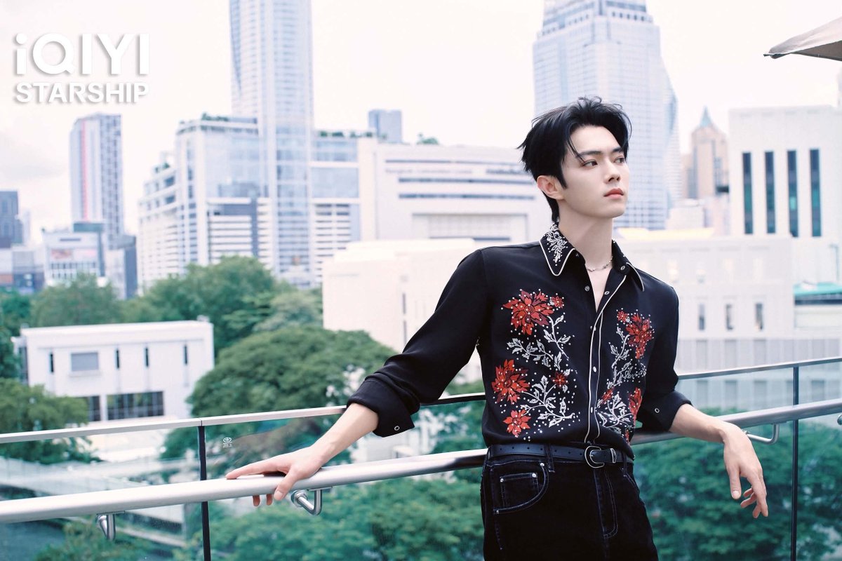 ManoodTing_TH's tweet photo. “iQIYI Starship: Spring of The Blade Meet and Greet in Thailand” 
“สวีข่าย” เสิร์ฟโมเมนต์ ตกแฟนไทยหนักมาก 
เผยเรื่องหลังกล้องจากปากพระเอก พร้อมโชว์สดจาก “เสี่ยวอาชี–คังจื่อฉี”

iQIYI International (อ้ายฉีอี้ อินเตอร์เนชันแนล) จัดงาน “iQIYI Starship: Spring of The Blade Meet and Greet in Thailand” ณ ศูนย์การค้าสยามพารากอน กรุงเทพฯ โดยมี “สวีข่าย” (Xu Kai) นักแสดงนำของเรื่อง พร้อมด้วยสองศิลปินผู้ถ่ายทอดบทเพลงประกอบซีรีส์ “เสี่ยวอาชี” (Xiao Aqi) และ “คังจื่อฉี” (Kang Ziqi)  งานนี้เรียกได้ว่าพาผู้ชมชาวไทยก้าวเข้าสู่โลกแห่งเรื่องราวของซีรีส์ “คมวสันต์ซ่อนรัก” (Spring of The Blade) กันอย่างเต็มอิ่ม

ซีรีส์ “คมวสันต์ซ่อนรัก” (Spring of The Blade) กำกับโดย “พานอันจื่อ” (Pan Anzi) และนำแสดงโดย “สวีข่าย” (Xu Kai) และ “โจวเหย่” (Zhou Ye) ได้เริ่มสตรีมบนแอปพลิเคชัน iQIYI ตั้งแต่วันที่ 17 กันยายนที่ผ่านมา โดยซีรีส์เรื่องนี้ถ่ายทอดเรื่องราวของ “เสิ่นรุ่น” (Shen Run) และ “เซี่ยชิงหยวน” (Xie Qingyuan) 

ภายในงาน สวีข่ายได้เล่าถึงการสร้างตัวละครผ่านสองตัวตนของ “เสิ่นรุ่น” และ “เหยียนรุ่ย” พร้อมเล่าถึงวิธีถ่ายทอดความแตกต่างของแต่ละตัวตนผ่านน้ำเสียง แววตา และภาษากาย เพื่อทำให้ผู้ชมสามารถสัมผัสถึงบุคลิกและสภาวะอารมณ์ที่แตกต่างกันได้อย่างชัดเจน รวมถึงความสัมพันธ์ระหว่างตัวละครนำทั้งสองที่เปรียบเสมือน “คมดาบและฝักดาบ” ต่างฝ่ายต่างแข็งแกร่ง ทัดเทียม และพร้อมปะทะกันอยู่เสมอ รวมถึงพัฒนาการทางความรู้สึกจากการระมัดระวังและไม่ไว้วางใจกัน ไปสู่ความเข้าใจและการยอมวางใจให้อีกฝ่ายยืนเคียงข้าง
นอกจากนั้น บนเวทียังมีกิจกรรมสนุก ๆ ให้แฟน ๆ ได้เก็บโมเมนต์กลับไปเพียบ หนึ่งไฮไลต์สำคัญคือการเผยซีนเด็ดจากซีรีส์ ไม่ว่าจะเป็นการปรากฏตัวครั้งแรกของเหยียนรุ่ย ฉากช่วยเหลือท่ามกลางสายฝน ตลอดจนช่วงเวลาสำคัญที่ผลักดันความสัมพันธ์ของตัวละคร โดยสวีข่ายได้ร่วมออกแบบการแสดง พร้อมเล่าบรรยากาศระหว่างการถ่ายทำให้แฟน ๆ ได้รับฟังอย่างใกล้ชิด และอีกกิจกรรมที่เรียกรอยยิ้มจากแฟน ๆ ไปได้ไม่น้อยเลยก็คือ ช่วงชิมขนมไทย ซึ่งต่อยอดมาจากฉาก “ลูกอมจื่อซู” ภายในเรื่อง กลายเป็นกิจกรรมที่ผสานโลกของซีรีส์เข้ากับประสบการณ์ทางวัฒนธรรมของไทยได้อย่างสนุกสนานและน่าประทับใจ

อีกหนึ่งความพิเศษที่เตรียมฝากแฟนชาวไทยคือโชว์เพลงประกอบซีรีส์พร้อมมิวสิกวิดีโอและภาพจากซีรีส์ที่ถูกร้อยเรียงกันอย่างเป็นเรื่องราว ช่วยขับเน้นบรรยากาศทางอารมณ์และมิติของเรื่องราวในซีรีส์ “คมวสันต์ซ่อนรัก” (Spring of The Blade) ให้ชัดเจนและลึกซึ้งยิ่งขึ้น โดย “เสี่ยวอาชี” ขึ้นมาถ่ายทอดเพลง “การรอคอย” พร้อมแบ่งปันความหมายและความรู้สึกของตัวละครที่ซ่อนอยู่ในบทเพลง ขณะที่ “คังจื่อฉี” ขึ้นเวทีร้องเพลง “เส้นทาง” ถ่ายทอดการเดินทางและโชคชะตาของตัวละครผ่านมุมมองทางดนตรี

ทิ้งท้ายความฟินก่อนจบงาน “สวีข่าย” ชวนแฟนผู้โชคดี 10 คนขึ้นเวทีเล่นเกม “ดูแล้วทาย” ทดสอบความจำจากภาพซีรีส์ที่เปิดให้ดูเพียง 3 วินาที พร้อมเฉลยและเล่าเบื้องหลังด้วยตัวเอง ก่อนเข้าสู่โมเมนต์อบอุ่นกับการอ่านจดหมาย 3 ฉบับและชมวิดีโอพิเศษที่แฟนไทยตั้งใจทำให้ ปิดท้ายด้วยคำขอบคุณเป็นภาษาไทย พร้อมชวนแฟน ๆ ติดตาม ซีรีส์ “คมวสันต์ซ่อนรัก” (Spring of The Blade) บนแอปพลิเคชัน iQIYI 

“iQIYI Starship” เป็นโครงการที่มุ่งจับมือกับศิลปินจีน เพื่อผลักดันคอนเทนต์ภาษาจีนคุณภาพสู่ผู้ชมในตลาดต่างประเทศ ผ่านกิจกรรมหลากหลายรูปแบบ ไม่ว่าจะเป็นงานแถลงข่าว กิจกรรมประชาสัมพันธ์ซีรีส์ และกิจกรรมพิเศษสำหรับสมาชิก เพื่อยกระดับการรับรู้และขยายอิทธิพลของคอนเทนต์จีนในระดับนานาชาติ นับตั้งแต่ปี 2568 เป็นต้นมา iQIYI International จัดกิจกรรมภายใต้โครงการ “iQIYI Starship” แล้วทั้งหมด 12 ครั้งในหลายประเทศทั่วเอเชียตะวันออกเฉียงใต้ เพื่อนำเสนอผลงานภาษาจีนคุณภาพสู่สายตาผู้ชมต่างประเทศ และได้รับกระแสตอบรับอย่างอบอุ่นในทุกตลาด
หลังจากกิจกรรมในประเทศไทย iQIYI Starship: Spring of The Blade Meet and Greet จะเดินทางต่อไปยังนครโฮจิมินห์ ประเทศเวียดนาม ในวันที่ 22 กันยายน โดยนักแสดงและทีมผู้สร้างจะร่วมพบปะกับผู้ชมในท้องถิ่น พร้อมแบ่งปันเรื่องราวของซีรีส์และเบื้องหลังตัวละครให้แฟน ๆ ได้สัมผัสกันอย่างใกล้ชิด

#iQlYI #iQIYIStarship爱奇艺星舰计划
#iQIYIStarshipSpringoftheBlade
#XuKai #XuKaiShenRunYanRui