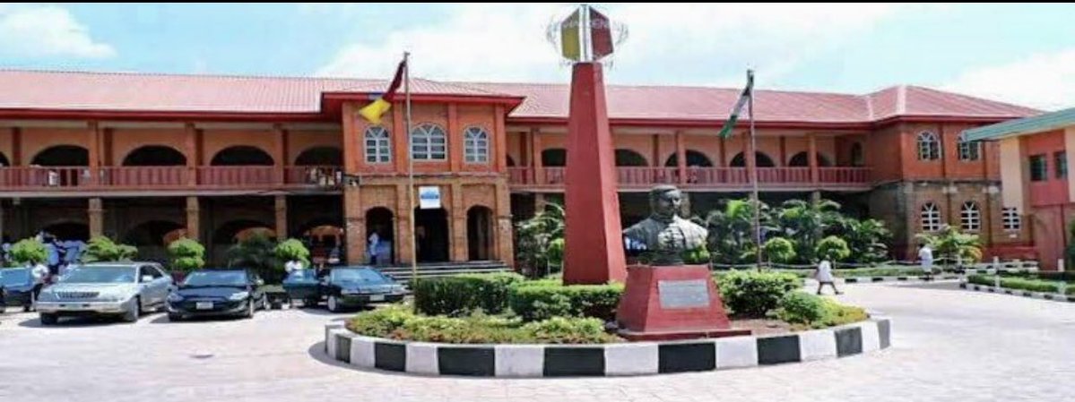 firstladyship's tweet photo. This is Dennis Memorial Grammar School, DMGS, Onitsha. This is a public school in Anambra state. Peter Obi gave over 200 of them a facelift. Including those in the rural areas. Now show us the public schools in the Lagos that Tinubu built. We are waiting……🤡 https://t.co/k85y3PwLCi