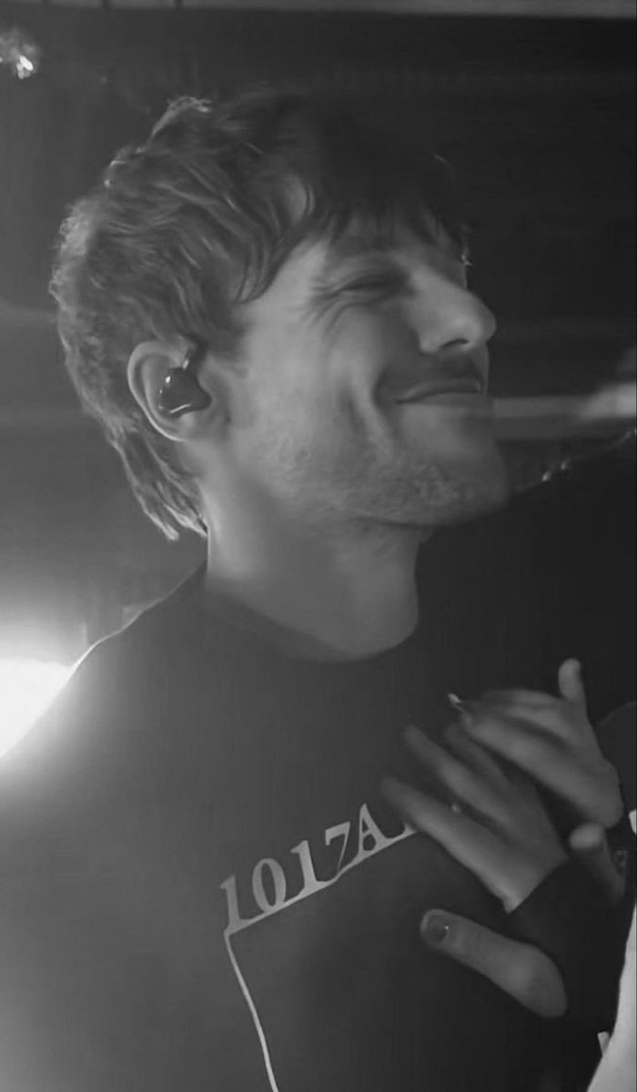 heartinglouis's tweet photo. the way his eyes crinkle when he smiles, i’m SICK https://t.co/Agpo7uEI6L