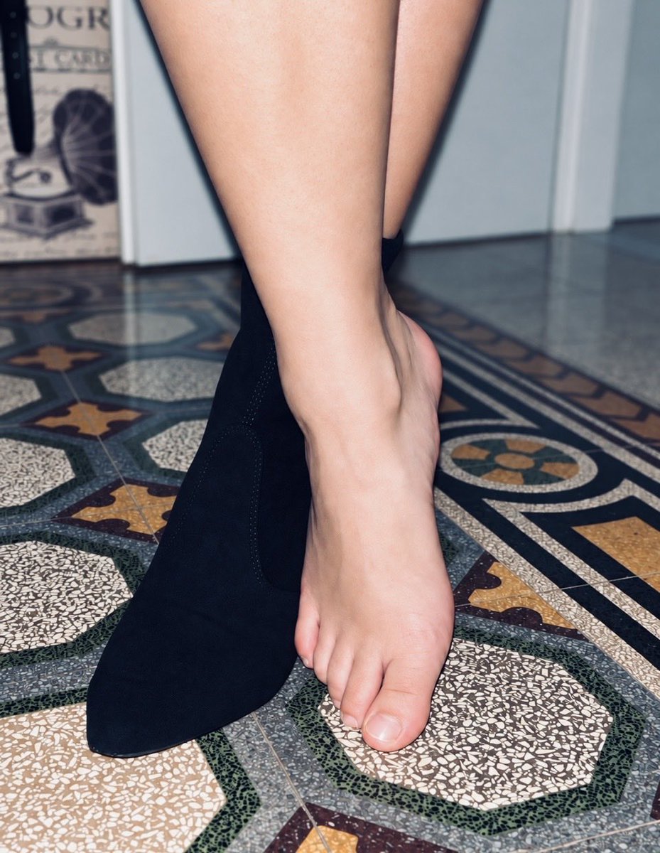 TinyBarelyThere's tweet photo. Size 35 (EU) soft soles with no nail polish👣

#feet #footfetish #smallfeet #size35eu #toes #soles https://t.co/I4bLatfRET