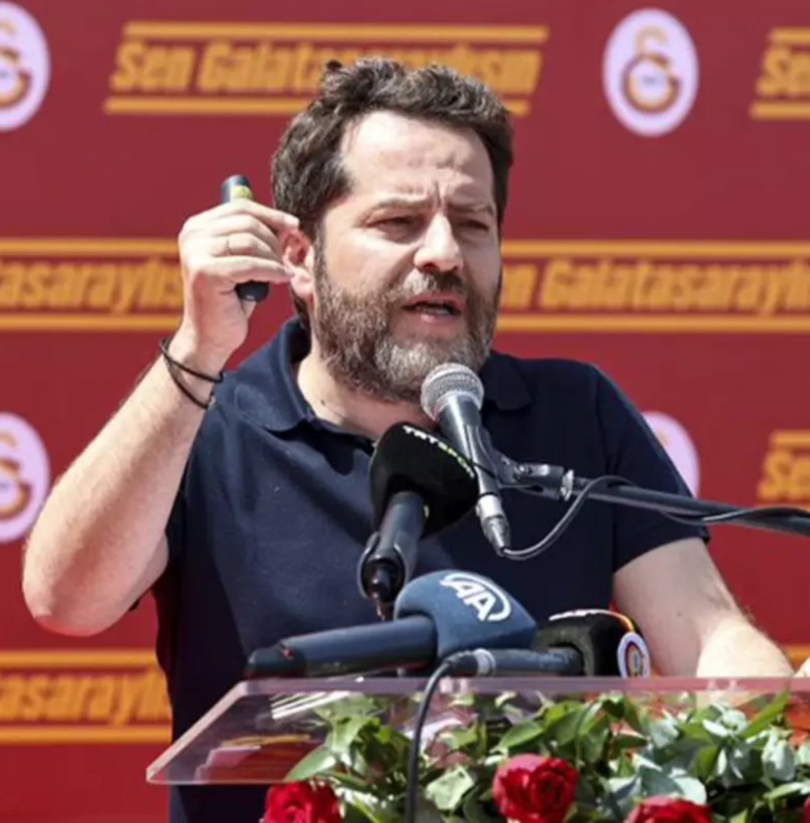 yirmiucderece's tweet photo. Galatasaray yöneticileri veya kulüple yönetim düzeyinde bağı bulunan 9 ismin adı, son dönemde farklı soruşturma ve iddialarla anıldı:

• Nihat Kırmızı – Fon soruşturması 
• Erden Timur – Bahis, kara para
• Murat Özkaya – Şike, bahis
• Maruf Güneş – Şike, bahis
• Eray Yazgan – Bahis reklamı
• Lütfi Arıboğan – Futbolda FETÖ
• Rezan Epözdemir – Rüşvet
• Remzi Sanver – Suç örgütü
• Muzaffer Şirin – Karaborsa

— Yaklaşık 5.5 ay cezaevinde kalan Erden Timur, adli kontrol şartı ve yurt dışı çıkış yasağıyla tahliye edilmiş olup davası tutuksuz olarak devam etmektedir.

— Yargıtay 5. Ceza Dairesi'nde yürütülen rüşvete aracılık davasının ilerleyen aşamalarında mahkeme; delil durumunu ve tutukluluk süresini göz önünde bulundurarak 14 Ocak 2026'da Rezan Epözdemir'in adli kontrol ve yurt dışına çıkış yasağı şartıyla tahliyesine hükmetmiştir. Epözdemir'in yargılaması bu tarihten itibaren tutuksuz olarak devam etmektedir.

— Muzaffer Şirin (SEBO), Ağustos 2026'da yürütülen geniş çaplı bir soruşturma kapsamında gözaltına alınmış çıkarıldığı mahkemece ev hapsi" ve "yurt dışına çıkış yasağı" şeklinde adli kontrol kararı verilmiştir. Davası halen tutuksuz (ev hapsinde) olarak devam etmektedir.