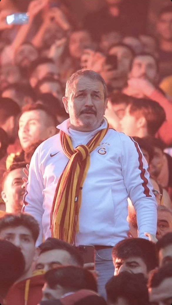 yirmiucderece's tweet photo. Galatasaray yöneticileri veya kulüple yönetim düzeyinde bağı bulunan 9 ismin adı, son dönemde farklı soruşturma ve iddialarla anıldı:

• Nihat Kırmızı – Fon soruşturması 
• Erden Timur – Bahis, kara para
• Murat Özkaya – Şike, bahis
• Maruf Güneş – Şike, bahis
• Eray Yazgan – Bahis reklamı
• Lütfi Arıboğan – Futbolda FETÖ
• Rezan Epözdemir – Rüşvet
• Remzi Sanver – Suç örgütü
• Muzaffer Şirin – Karaborsa

— Yaklaşık 5.5 ay cezaevinde kalan Erden Timur, adli kontrol şartı ve yurt dışı çıkış yasağıyla tahliye edilmiş olup davası tutuksuz olarak devam etmektedir.

— Yargıtay 5. Ceza Dairesi'nde yürütülen rüşvete aracılık davasının ilerleyen aşamalarında mahkeme; delil durumunu ve tutukluluk süresini göz önünde bulundurarak 14 Ocak 2026'da Rezan Epözdemir'in adli kontrol ve yurt dışına çıkış yasağı şartıyla tahliyesine hükmetmiştir. Epözdemir'in yargılaması bu tarihten itibaren tutuksuz olarak devam etmektedir.

— Muzaffer Şirin (SEBO), Ağustos 2026'da yürütülen geniş çaplı bir soruşturma kapsamında gözaltına alınmış çıkarıldığı mahkemece ev hapsi" ve "yurt dışına çıkış yasağı" şeklinde adli kontrol kararı verilmiştir. Davası halen tutuksuz (ev hapsinde) olarak devam etmektedir.