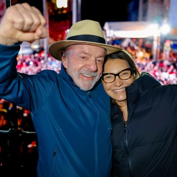 republiqueBRA's tweet photo. 😬 💕 Lula volta a confundir o nome de Janja com o da ex-esposa, Marisa Letícia, durante discurso em comício em Guarulhos (SP). https://t.co/hmbJSd71QB