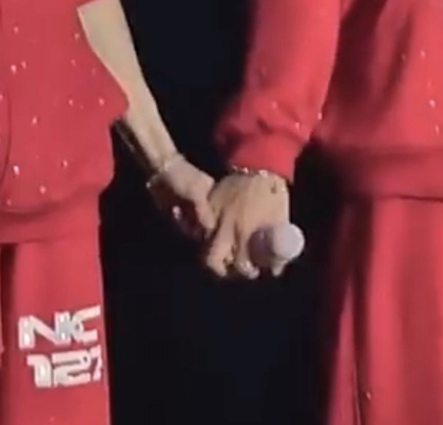 yunosbian's tweet photo. btw i am completely sane and normal about johnjae’s hand size difference. https://t.co/KosREvSMj8