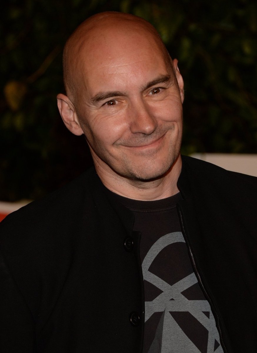 TropaLanterna's tweet photo. 🎙| Grant Morrison trouxe atualizações sobre sua opinião em relação a #Lanterns, após a exibição de novos episódios:

“Lanternas. Kyle Chandler e Aaron Pierre estão ótimos. Não gostei do Sinestro à la Hannibal Lecter, mas, fora isso, a série melhorou bastante e a abordagem funcionou, então parabéns para eles. De resto, passei a adorar o Hal Jordan mais cheio de nuances que Kyle Chandler está entregando, enquanto o John Stewart de Pierre se desenvolveu de forma impressionante como personagem, com cada episódio o libertando de sua casca rígida, enquanto a rotina de bêbado inconsequente de Hal se revela uma útil estratégia de despiste. Vou assistir até o final, mas provavelmente não vale a pena ter mais opiniões sobre a série até lá. Então, enfiem isso onde o sol não brilha, criadores de clickbait!”

🗞 (Substack | https://t.co/kkzsLOkPrJ)