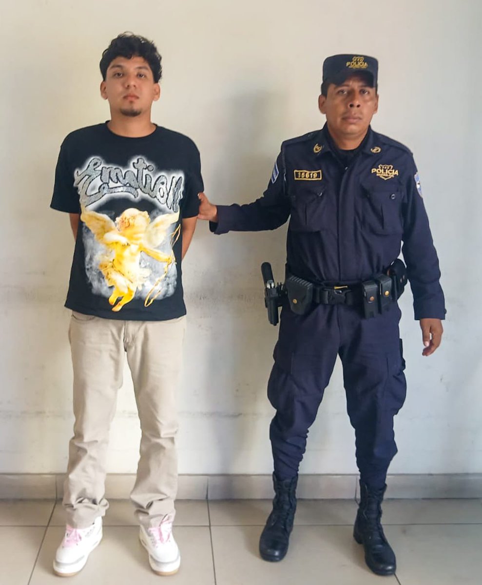 PNCSV's tweet photo. Christopher Yuvini Carrillo Palacios, de 20 años, es el responsable de un accidente de tránsito donde falleció un menor de 9 años, y 10 personas más resultaron lesionadas, entre ellas un bebé que se encuentra en estado crítico.

Ocurrió sobre el km 48 de la carretera Panamericana, en Santo Domingo, San Vicente Norte.

Carrillo Palacios colisionó con un camión, luego huyó de la escena pero fue intervenido por personal policial. 

Los lesionados están siendo atendidos en el hospital.

Será remitido por homicidio culposo y lesiones culposas.

#PlanControlTerritorial