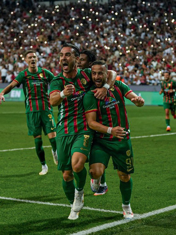 ActuTSL's tweet photo. 🚨 AMEDSPOR PREND LA TÊTE DE LA SÜPER LIG JUSTE AVANT LA TRÊVE ! 🔥

Le club de Diyarbakır réalise un début de saison exceptionnel avec un bilan de 4 victoires, 1 nul et 1 défaite. 😳

🇳🇬 Gift Orban est de son côté le meilleur buteur de la Süper Lig avant la trêve.

QUELLE ASCENSION ! 🤯