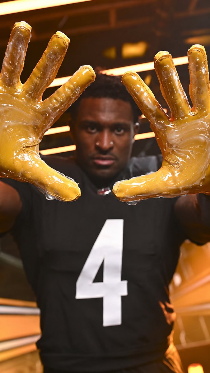 therealjunghok's tweet photo. DK Metcalfs new gloves this year have been a problem so far.. he said after tests in the offseason Vaseline helps with friction of the ball. Tough look so far we will see if he can turn it around with his new strat https://t.co/emFp8XgZRf
