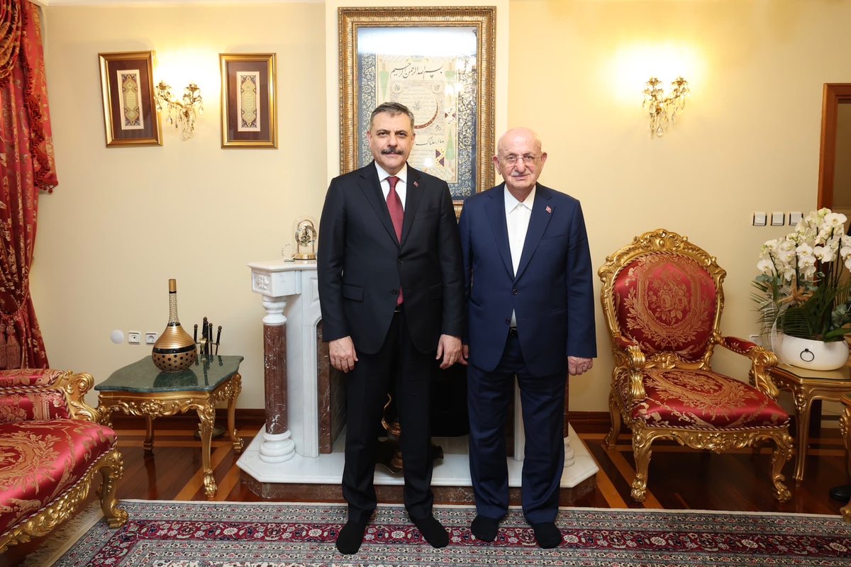 mustafaciftcitr's tweet photo. Dün, 27. TBMM Başkanım, özel kalem müdürlüğünü yapmaktan her daim şeref duyduğum, Gazi Meclisimizin Kahraman Başkanı İsmail KAHRAMAN Büyüğümüzü Bostancı’daki evinde ziyaret ettim.
   Başkanımla geçmişe dair hatıralarımızı tazeledik, yine kendisinden kıymetli bilgiler ve tecrübeler edindim. Muhterem Başkanım hâlâ benim gözümde saygın yerini koruyor: O Meclis Başkanı iken neyse, şimdi de aynıdır, şimdi nasılsa Meclis Başkanı iken de öyleydi. Çünkü “O”değerini bulunduğu makamdan alan biri değildir; makama değer katan, makamı yücelten müstesna bir insandır. 
   “O” beyefendi ve bilge kişiliği, müslüman duruşu, tatlı sohbeti ve ince nükteleri, engin siyasi tecrübesi ve genel kültürü ile Türk Siyasi Hayatında eşine az rastlanır bir dava, aksiyon ve devlet/millet adamıdır.
   Sohbetimizde zaman su gibi aktı geçti, Başkanımdan duyduğum bazı hususlar beni oldukça şaşırttı. Mesela geçmişte Başkanıma teklif edilen Çorum Valiliği ve İçişleri Bakanlığı görevleri gibi. Beş yıla yakın bir süre Çorum Valiliği yapmam, şimdi de İçişleri Bakanlığı görevini üstleniyor olmam bana çok mânidar geldi.
   Allah, Muhterem Başkanımı başımızdan eksik etmesin, sağlığı ve sıhhati daim olsun.