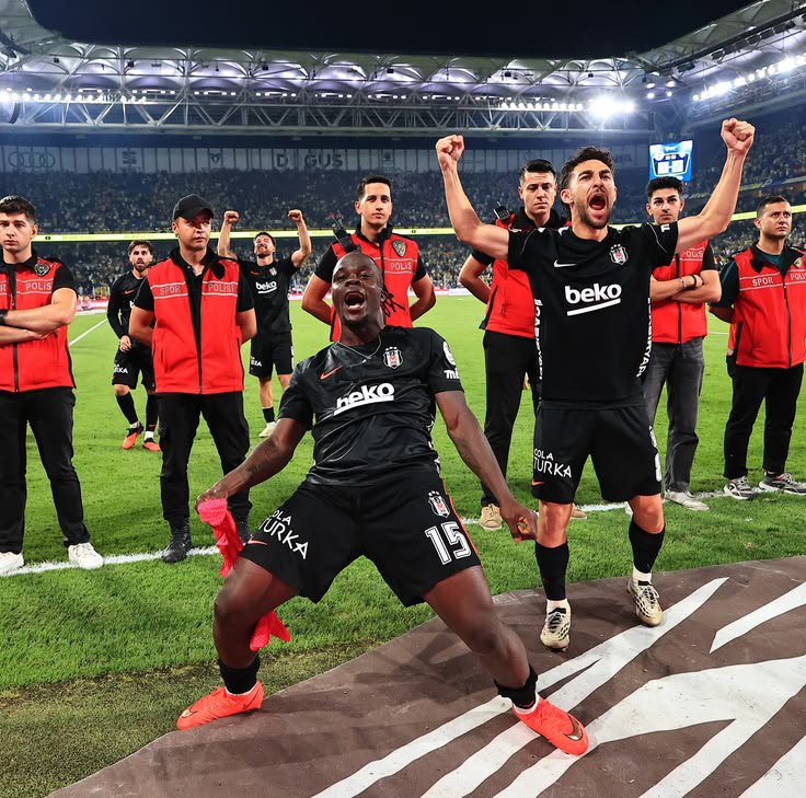 MuhammetGr15874's tweet photo. Ya amk yol kazaları olucak bi süreç var hemen yok şu çöp bu çöp böyle günler olucak hangi devirde nerde yaşıyonuz amk bugün Beşiktaş 2.yarıda iyi oynadı yenilmende normal bu kadar bişeyleri abartmaya öldük bittiğie gerek yok. https://t.co/laUIf5u2Rg